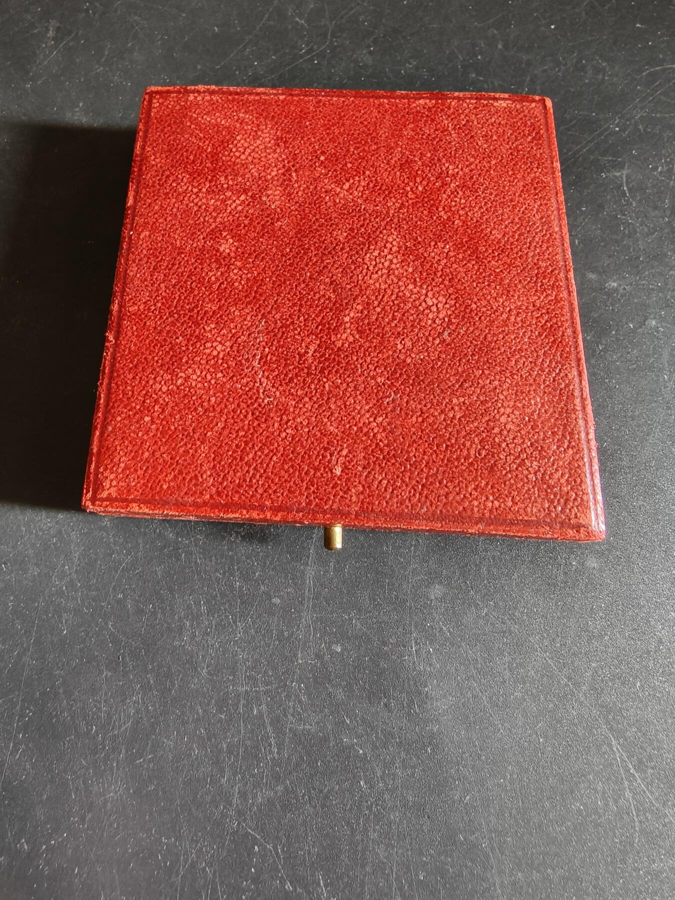 老王徽章第191期 法国冰雹保险协会服务25周年大铜章     原盒     播种女神形象      直径56mm     重量87.2g