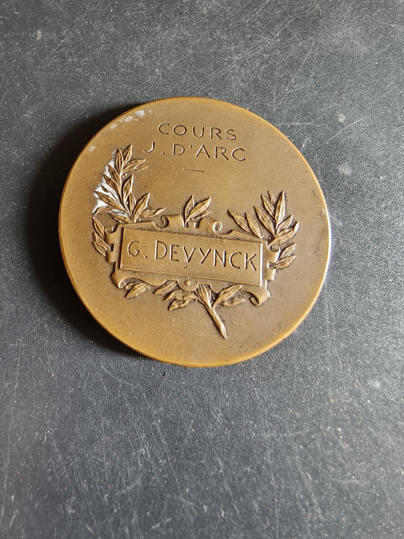 老王徽章第191期 法国里尔市顶级私立学校圣女贞德课程大铜章     原盒      正面为沉思女性形象      该校课程以民族英雄圣女贞德命名      直径43mm     重量37.2g      大师亨利·杜布瓦作品