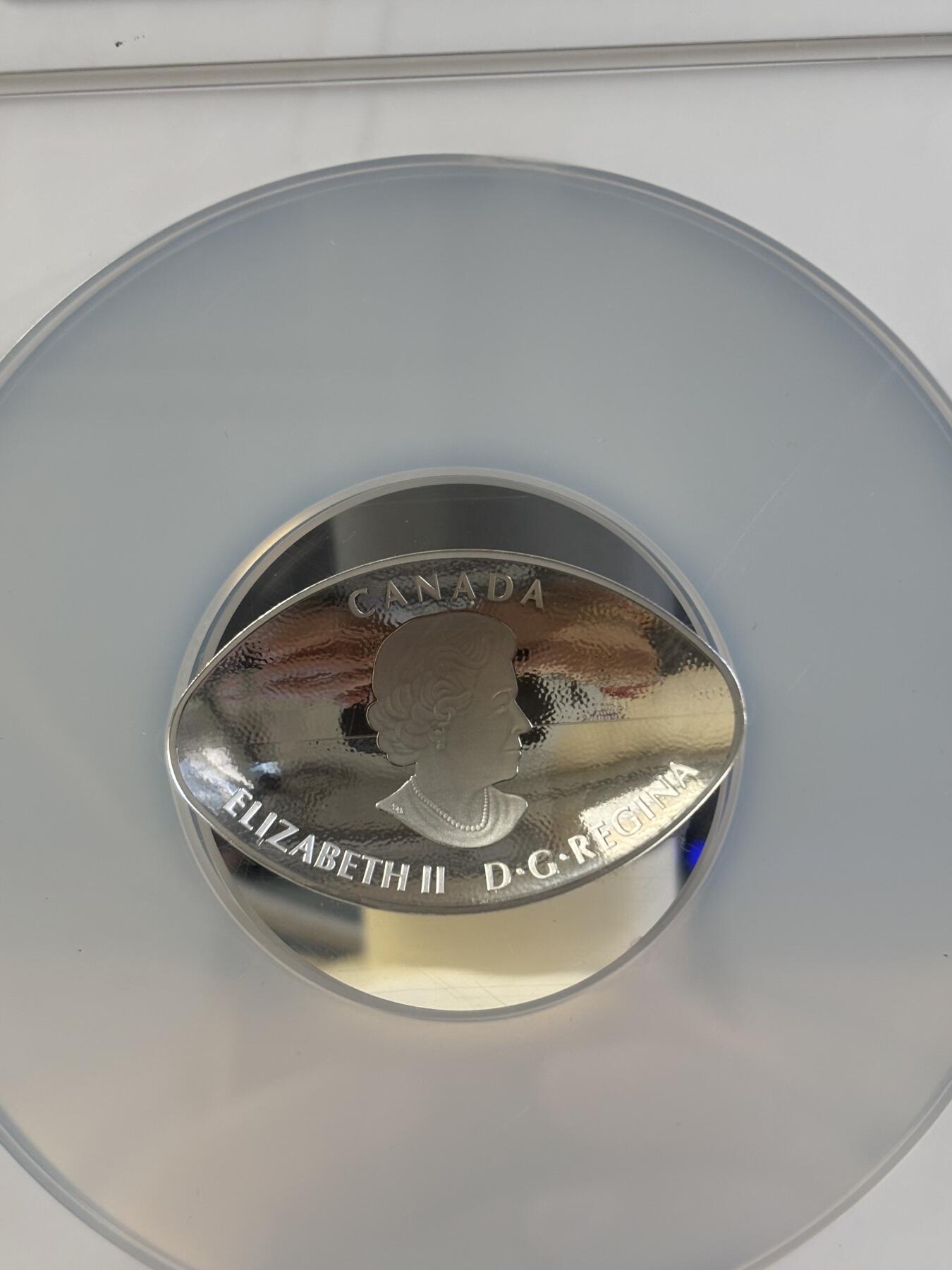 第197期拍卖 加拿大2017橄榄球1盎司纪念异形银币NGC-PF70首无盒证书，9999银，发行8500枚，评级盒有破