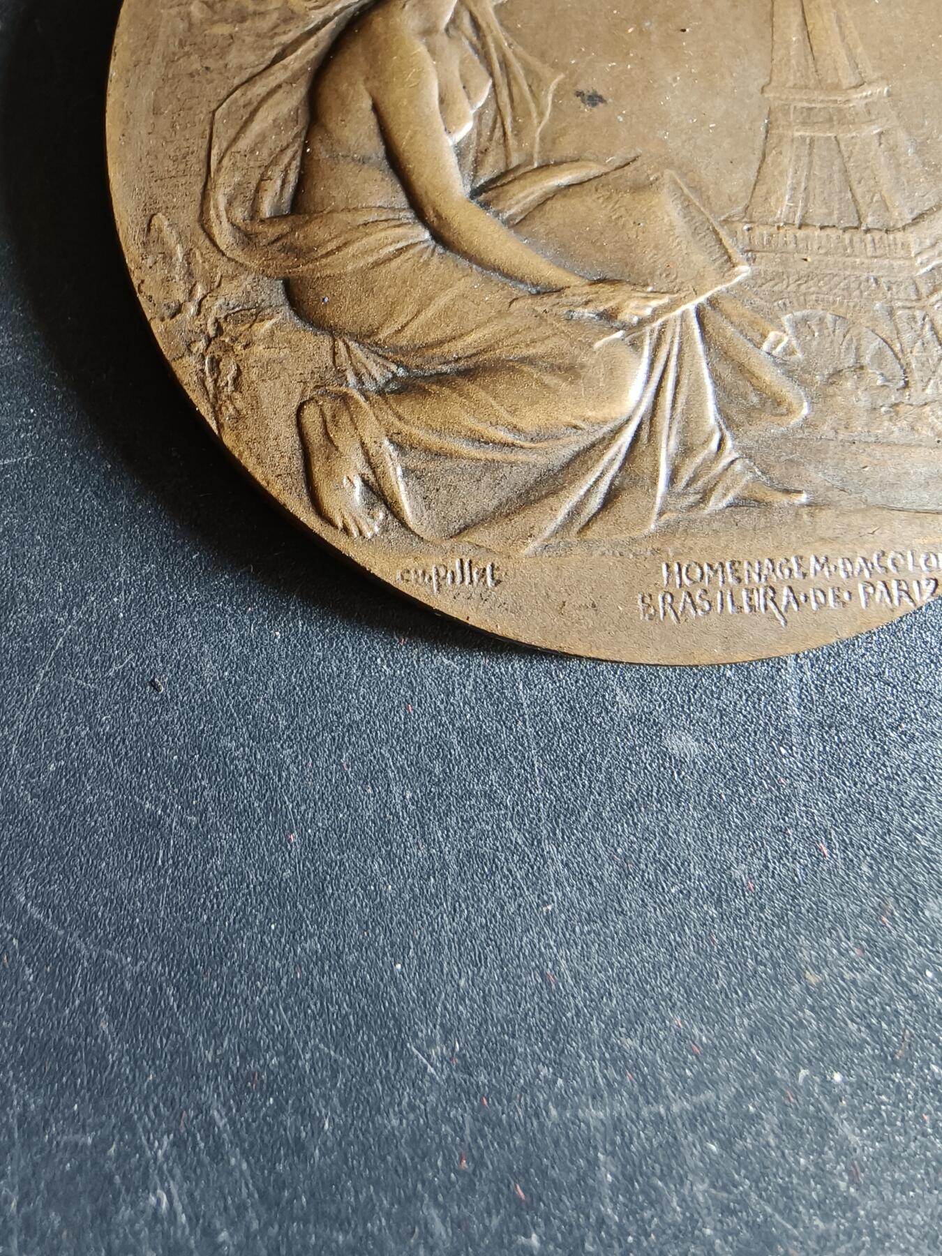 老王徽章第191期 法国驻巴黎巴西侨民直径阿尔贝托·桑托斯-杜蒙大铜章     原盒      新艺术风格航空女神形象    阿尔贝托·桑托斯·杜蒙为巴西传奇航空先驱、人类航空史的奠基人之一，被巴西尊为“航空之父”，发明了飞艇并成功于1906年驾驶6号飞艇完成环绕埃菲尔铁塔飞行一圈并返航         大师皮列作品       直径50mm    重量56g 