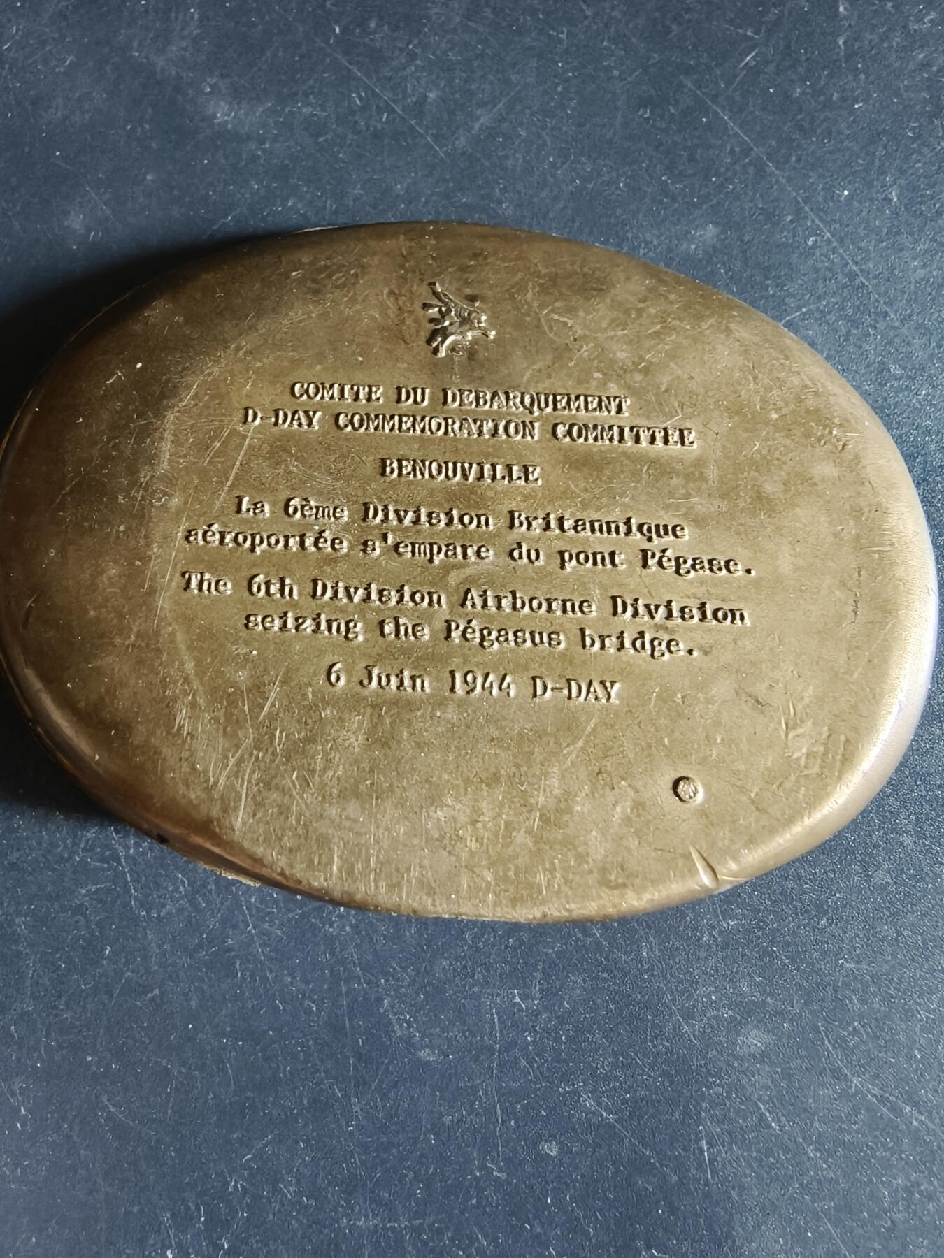 老王徽章第191期 法国诺曼底登陆纪念委员会异形大铜章     高浮雕     正面描绘了英国王牌第6空降师夺取飞马桥，阻止德军装甲部队向滩头阵地增援的场景          尺寸80×58mm      重量322.3g  