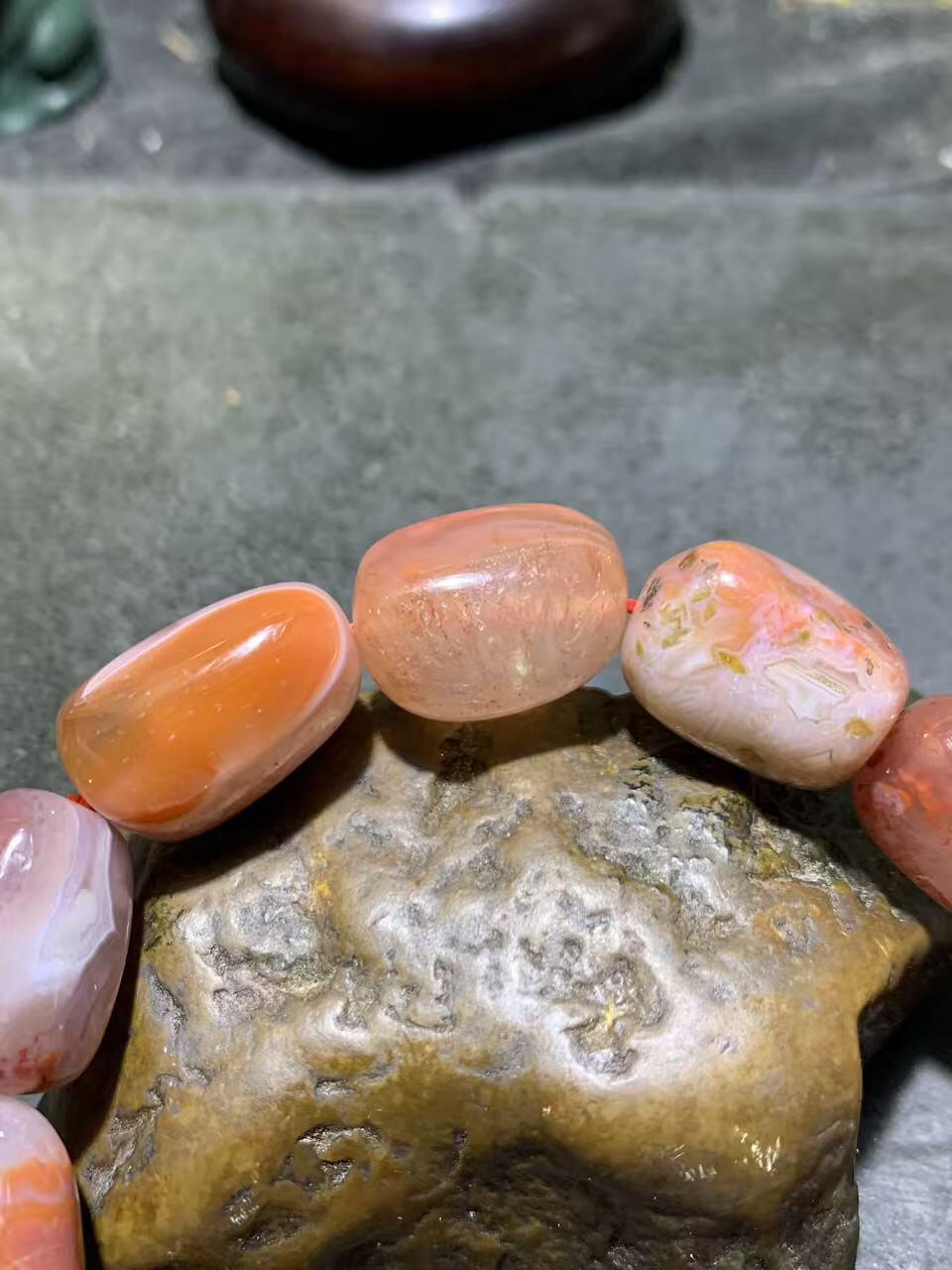 川料冰飘南红玛瑙原皮随形手串一条，