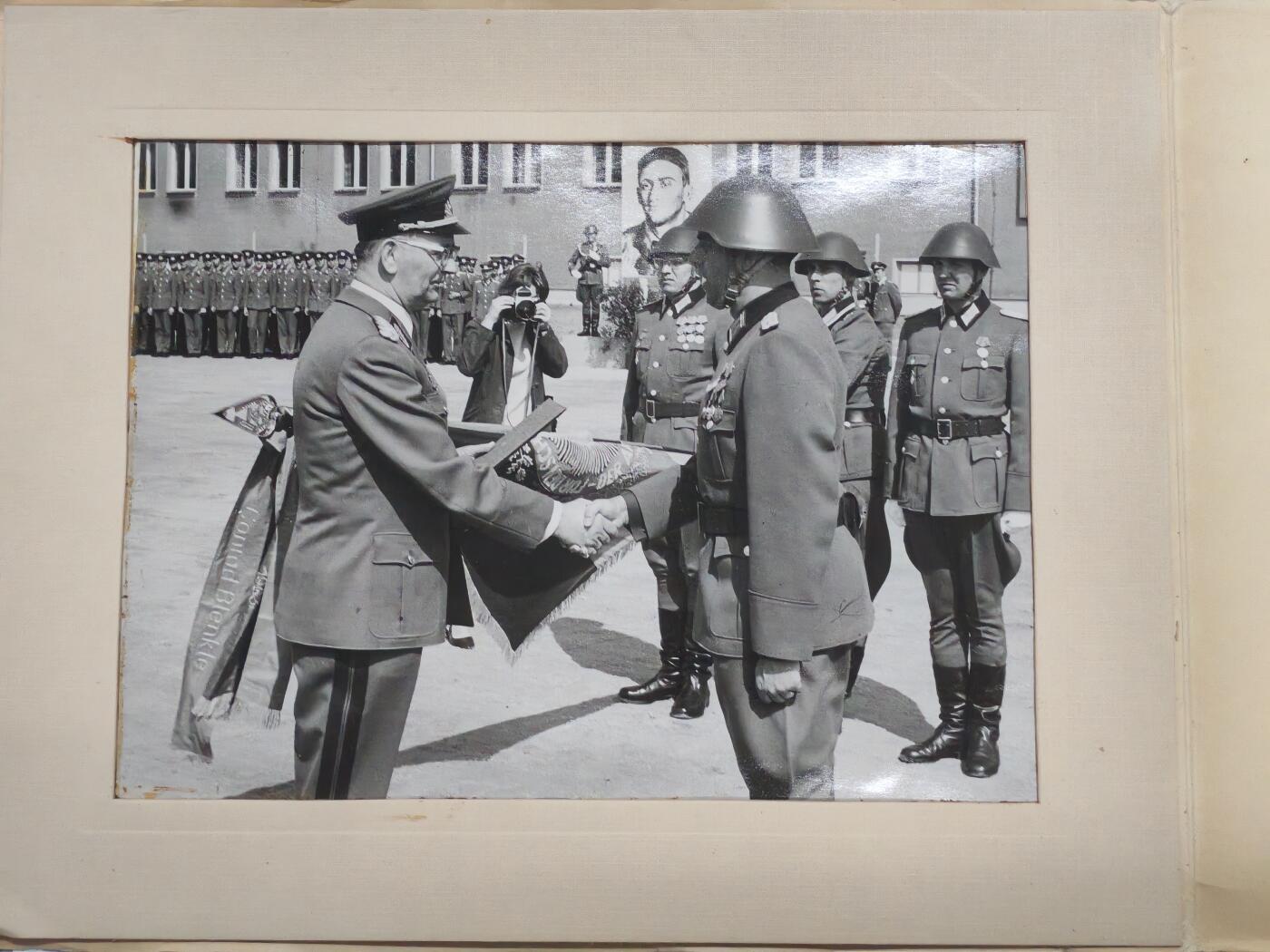 韵星假日军品类拍卖第51期  -- Rimey Holidays Militaria Auction 51 民主德国人民军军队感谢信件（信件附带当时原主和军官合照照片）、建军奖章一套 好品少见