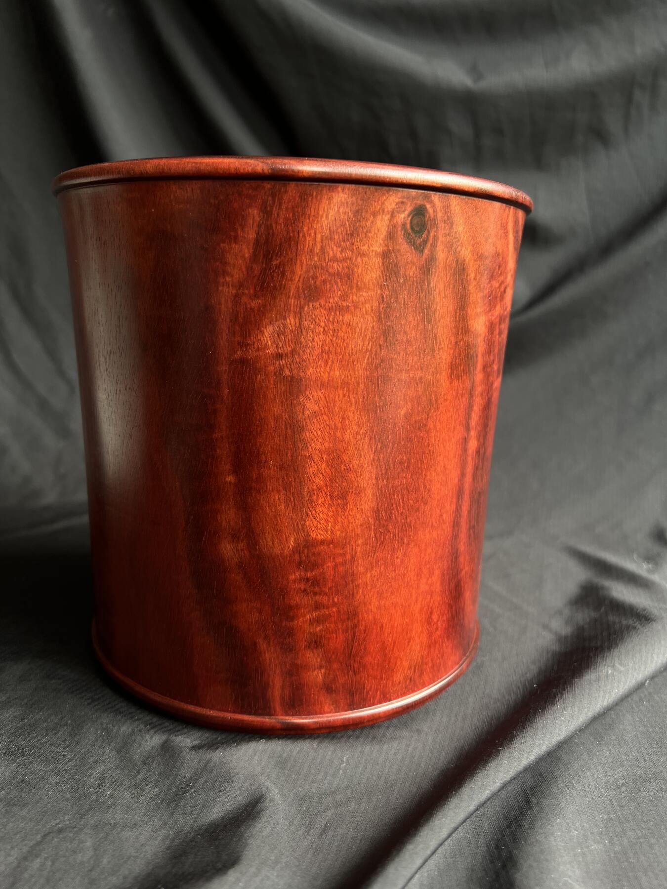 零元拍：精工非洲小叶紫檀（非印度小叶紫檀） 大号笔筒，满纹带水波带瘤子。差不多有七斤左右，精工打磨，花纹漂亮。16.8/16.5/15.5/壁厚约1.7CM。