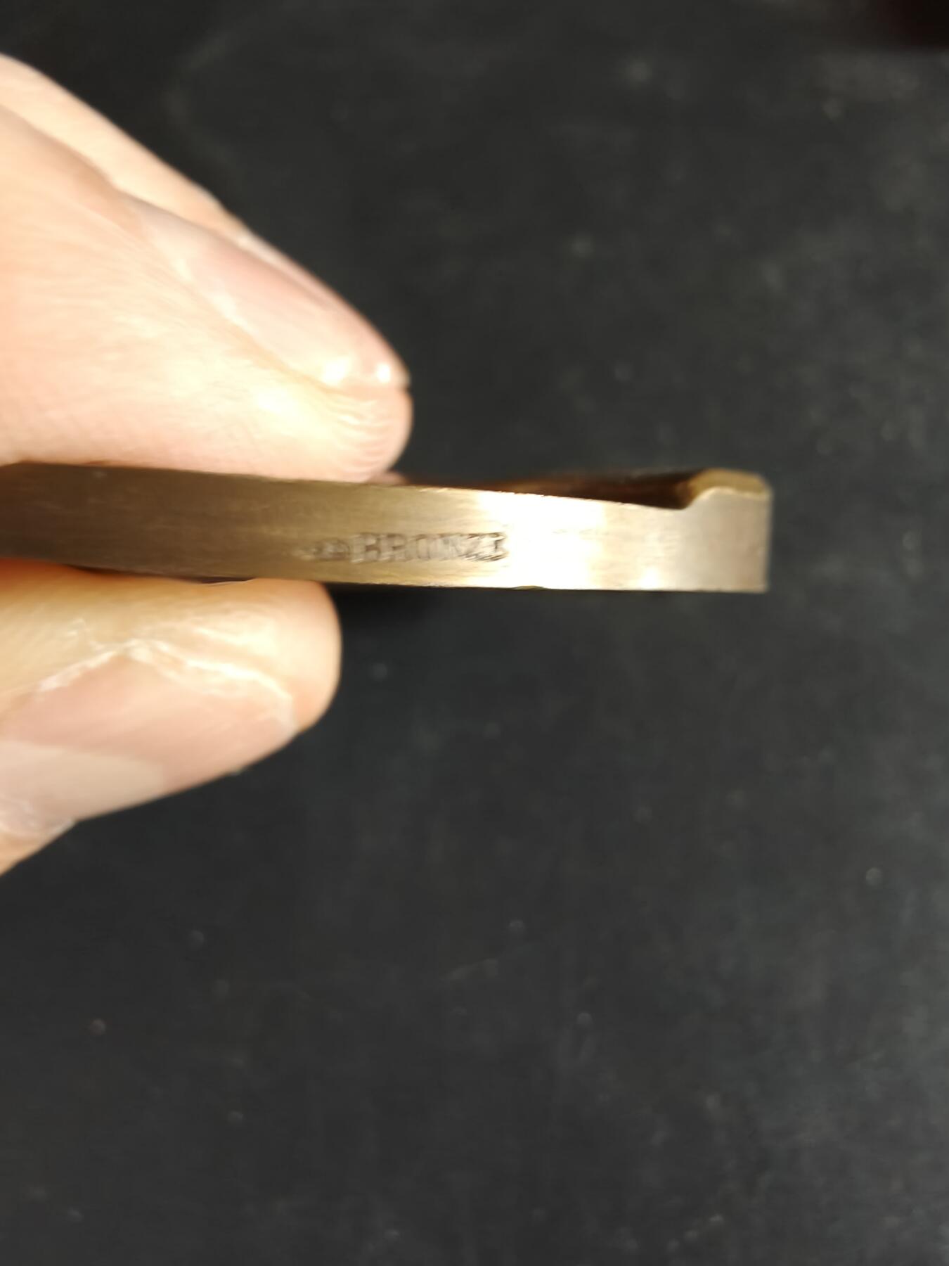 老王徽章第191期 法国航空英雄让·威尔莫茨大铜章     原盒      -他是法国航空邮政的核心飞行员，开辟了多条跨大西洋、跨非洲的传奇航线，是人类商业航空的先驱，并且于1930年完成人类历史上首次跨南大西洋不间断飞行，创造了航空史上的里程碑      背面为胜利女神      装饰风格名作       直径60mm     重量124.8g