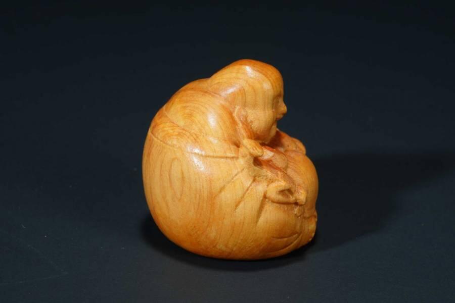 上海都达杂项专场七十二【全场包邮】 天然崖柏木精雕《一团和气》小摆件64-337