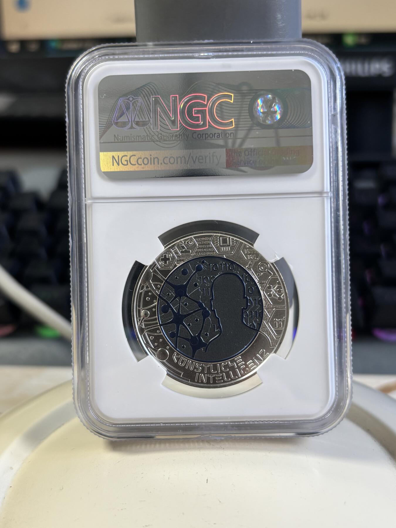 第197期拍卖 获奖奥地利2019人工智能银铌双金属币NGC-MS70无盒证书，金属:900银/998铌，重量:9/6.5克，发行：65000枚，获2021年度克劳斯最佳双金属币大奖