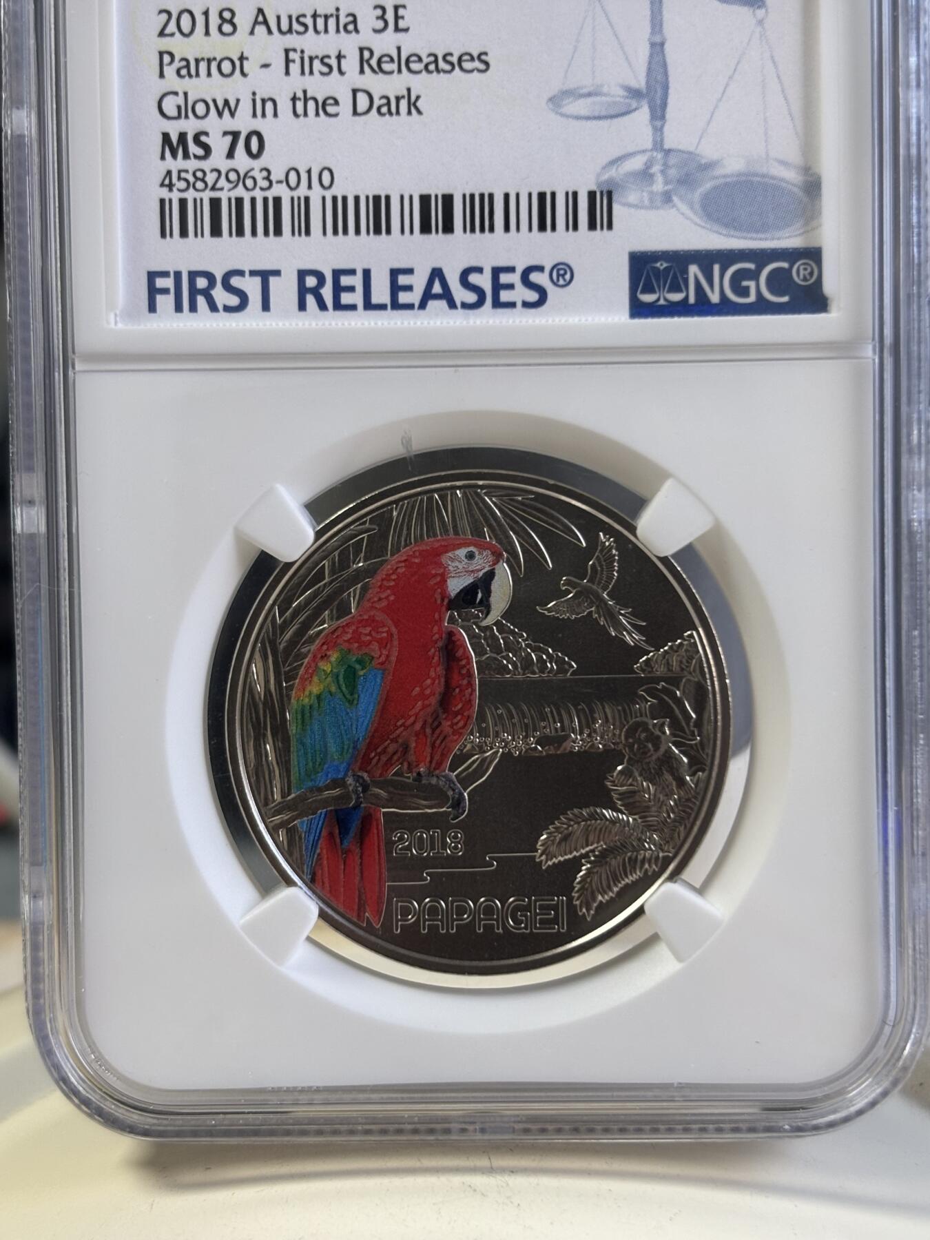 第197期拍卖 奥地利2018年多彩动物系列6夜光鹦鹉荧光效果彩币NGC-MS70首
