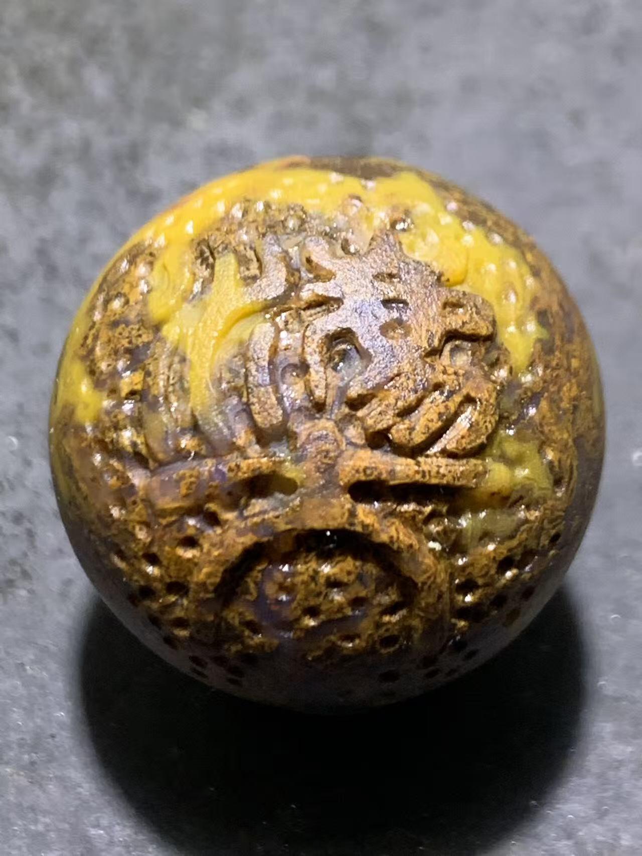 精美亚光风化纹冰飘草花纹战国红玛瑙手工雕刻珠一颗！