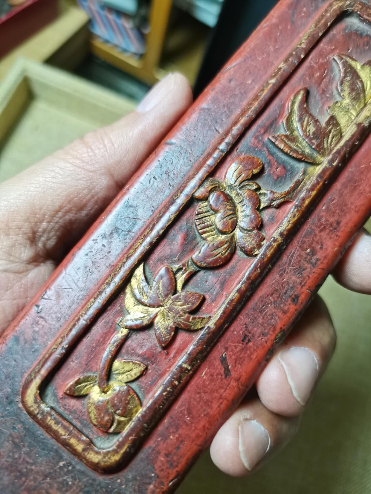 清末红底描金梅花图案女红板