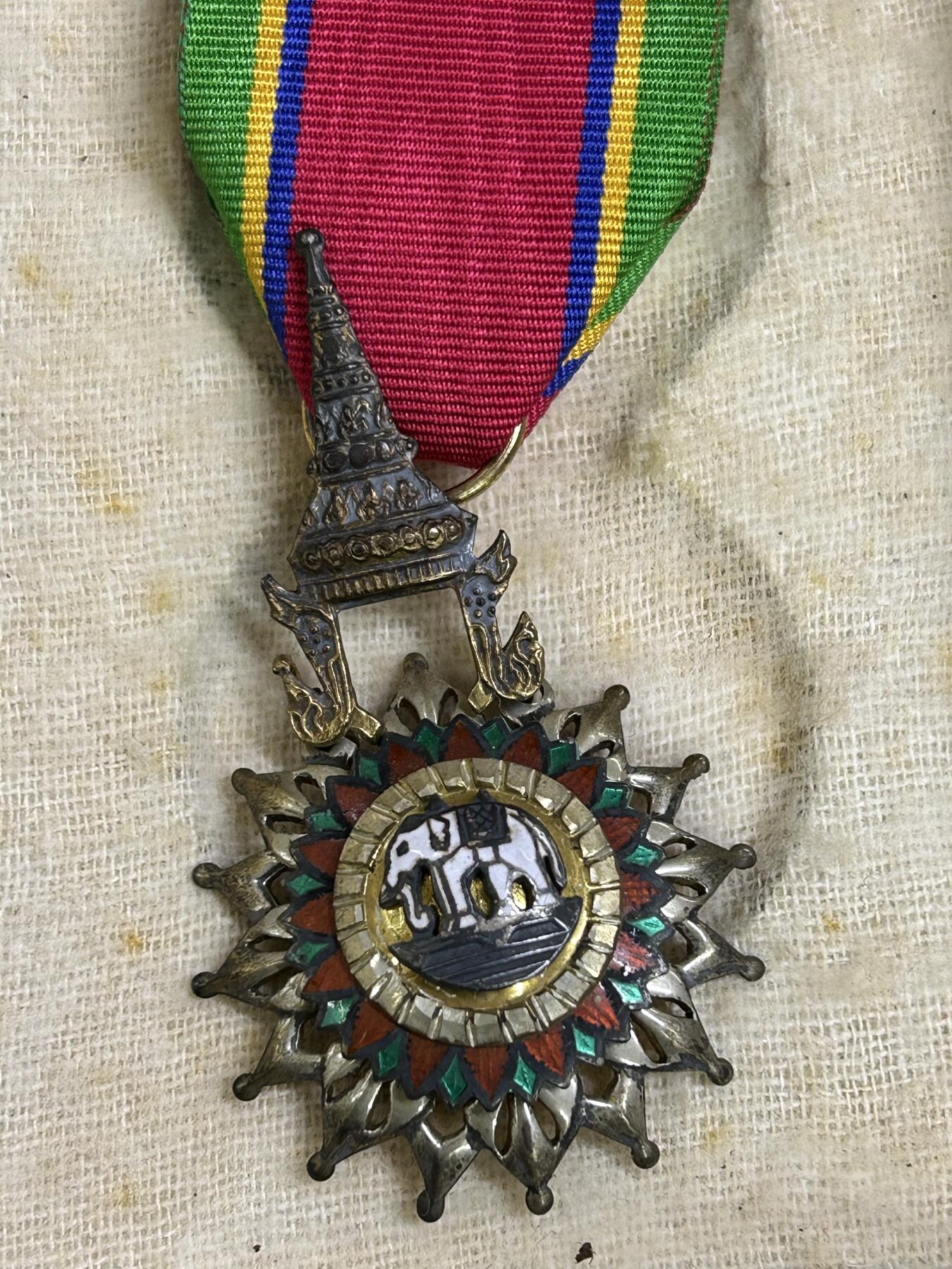 西秦中古拍卖第八十三期  泰国骑士级白象勋章 银制 带原盒