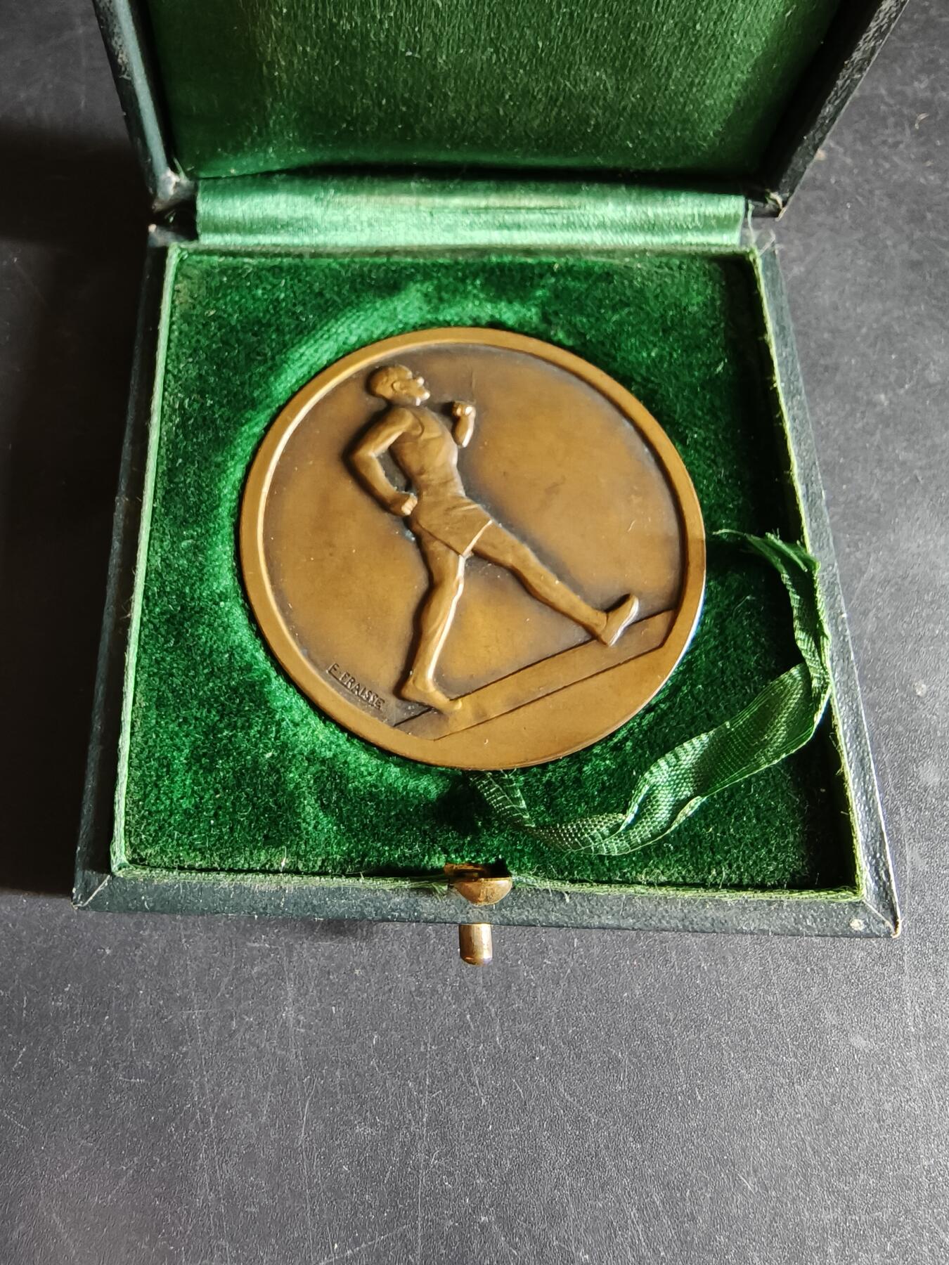 老王徽章第191期 法国《小巴黎人》报田径竞赛大铜章      大师Fraise作品     直径50mm     重量55.6g