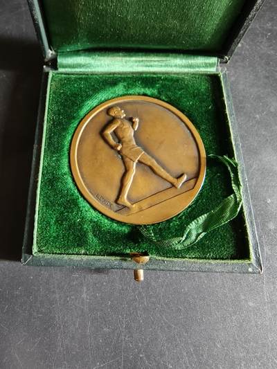 老王徽章第191期 - 法国《小巴黎人》报田径竞赛大铜章      大师Fraise作品     直径50mm     重量55.6g