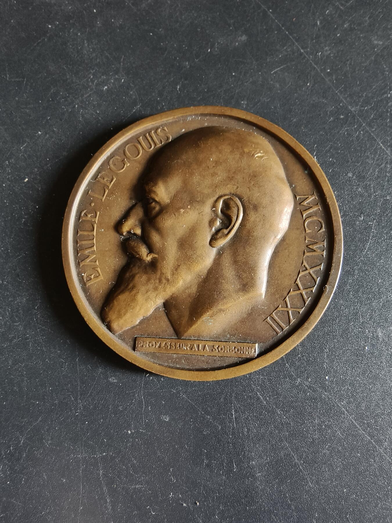 老王徽章第191期 法国1933年索邦大学荣誉教授埃米尔·勒古瓦大铜章     高浮雕     直径54mm     重量75g