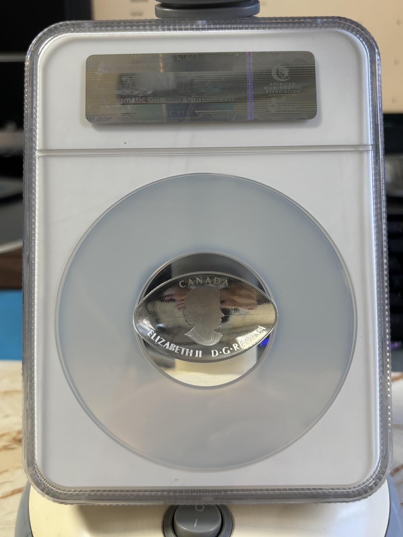 第197期拍卖 加拿大2017橄榄球1盎司纪念异形银币NGC-PF70首无盒证书，9999银，发行8500枚，评级盒有破