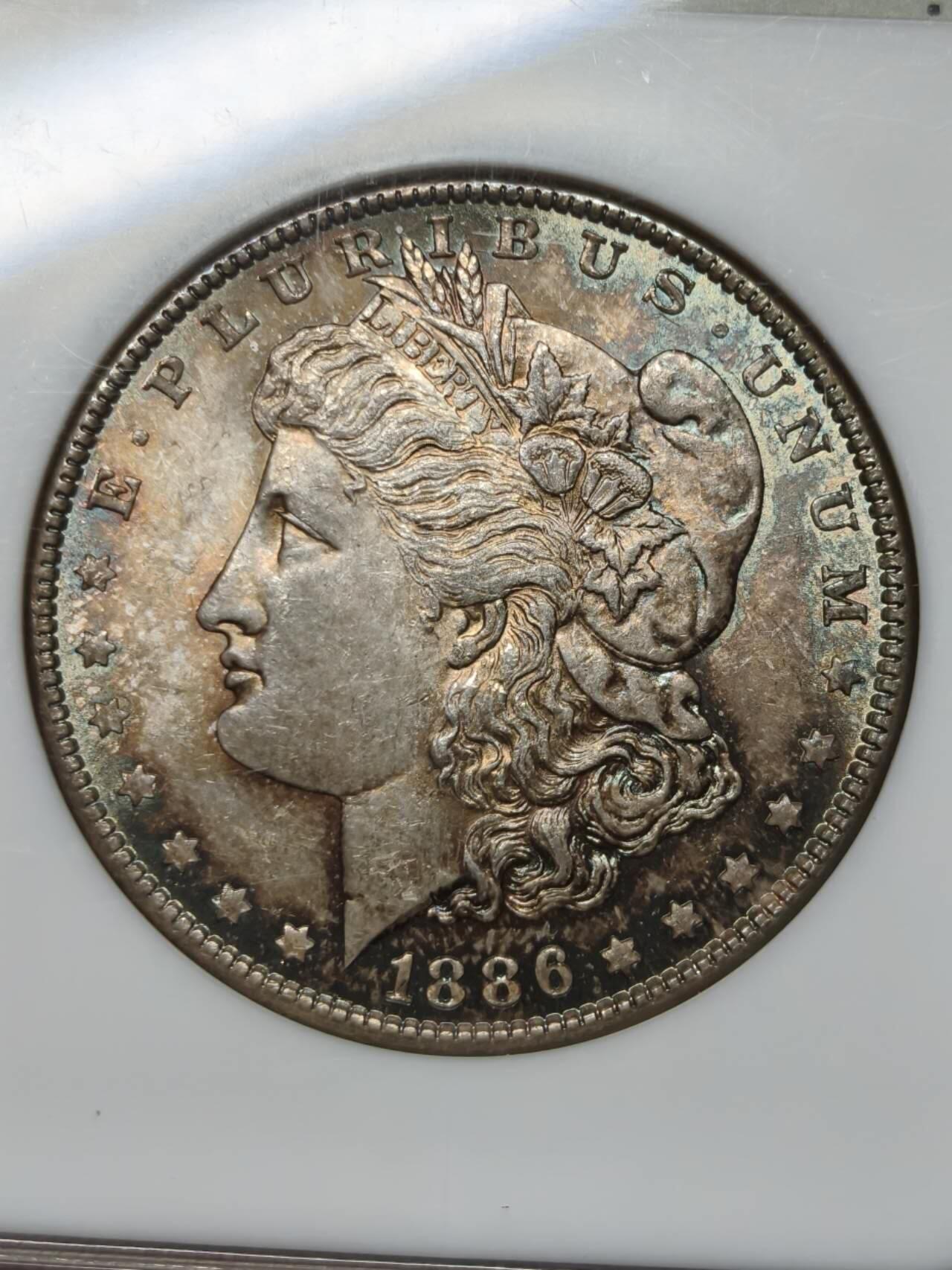 NGC评级MS64老盒严评1886年美国五彩摩根银元银币 最早的NGC评级盒之一，1开头6位数 五彩，实物状态非常好荧光蓝绿色