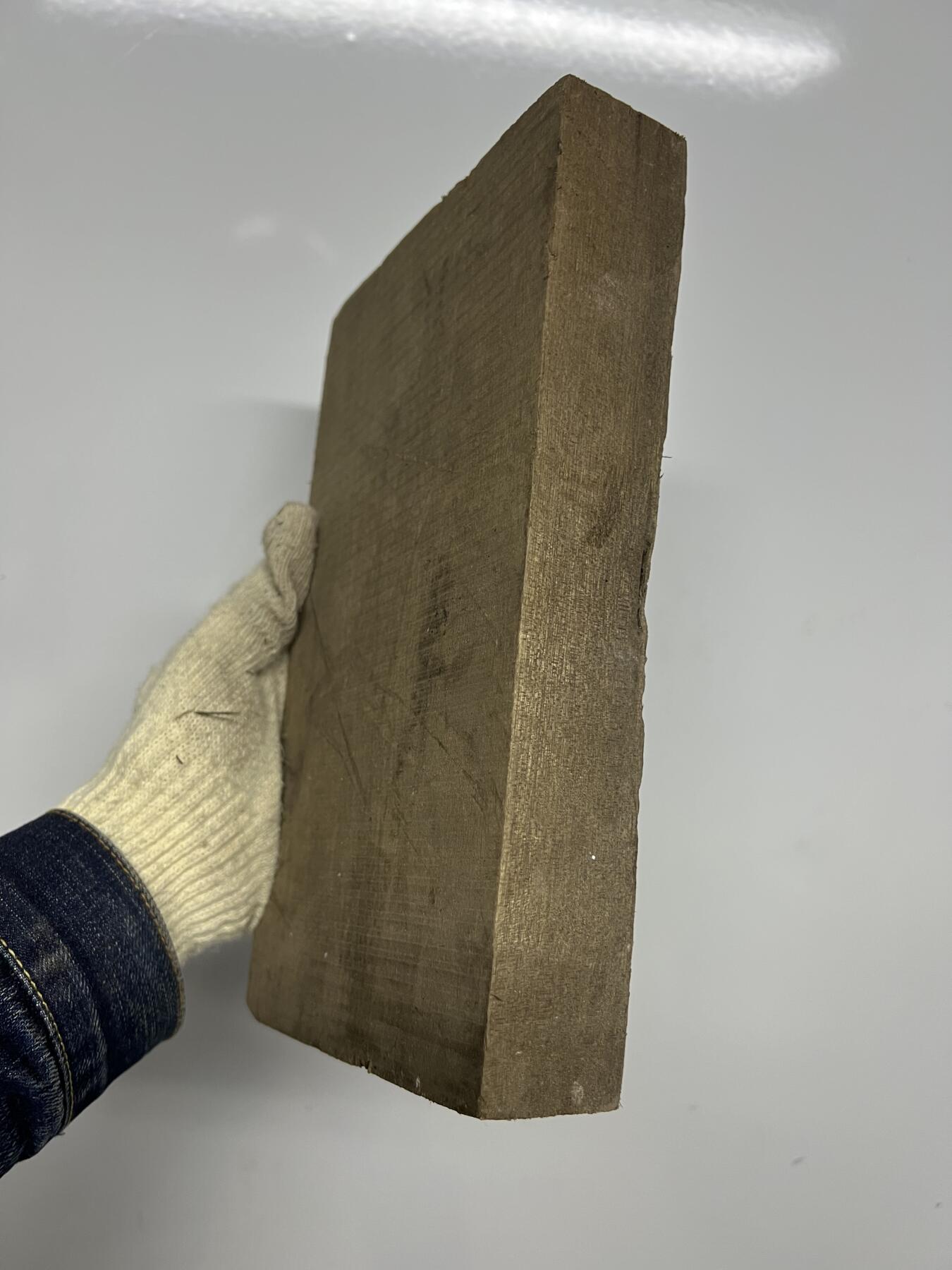 零元拍：NO.1-1金丝楠阴沉料，干泡台做牌子，无需打磨就已经金光闪闪。满金丝药香，尺寸约：25/15.5/3.6CM。