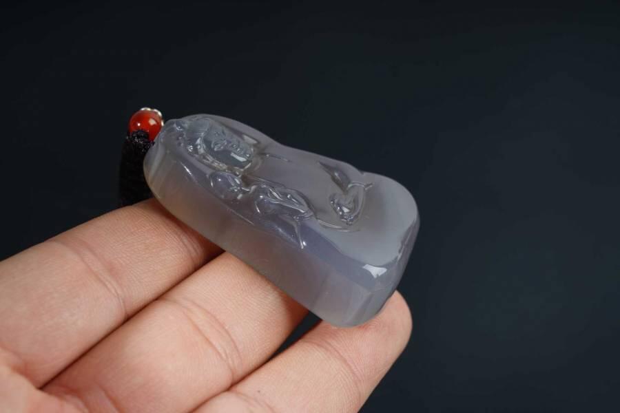 上海都达杂项专场七十二【全场包邮】 天然冰透玛瑙精雕《素衣观音》挂件68-137