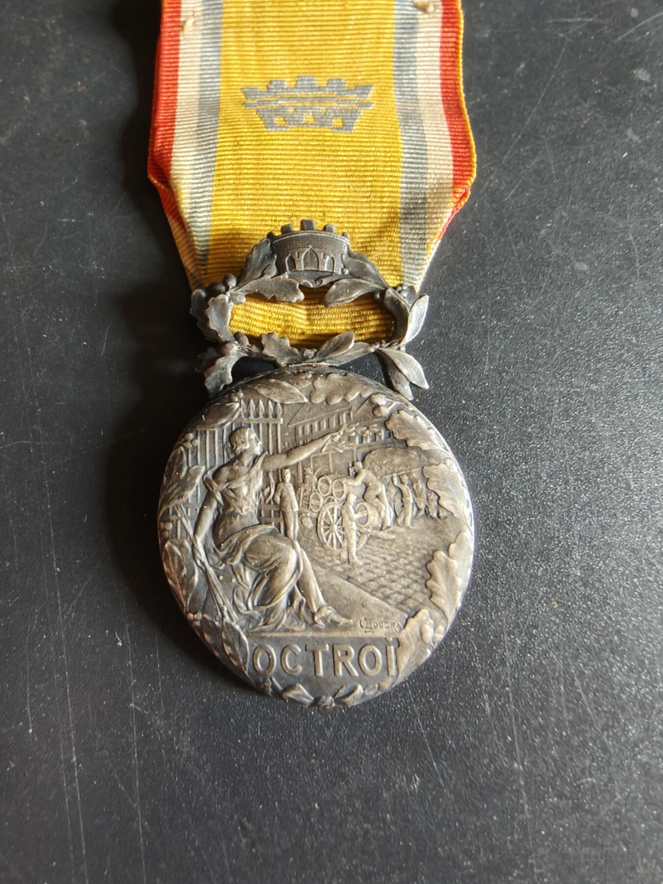 老王徽章第191期 法国银级内务部服役奖章     带纸盒    少见库德雷版本     800银     19.2g 