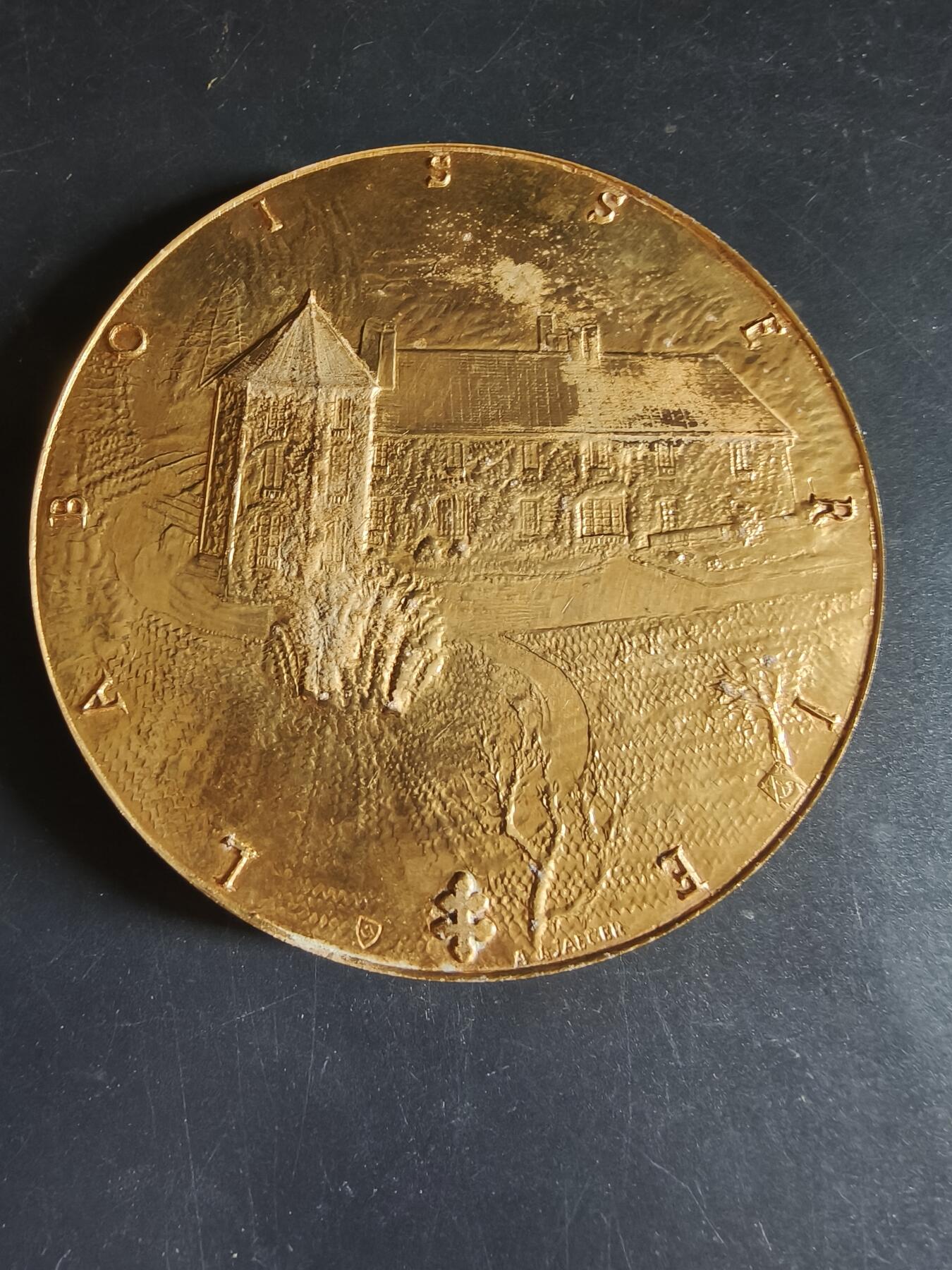 老王徽章第191期 法国夏尔戴高乐将军逝世镀金大铜章     原盒带证书     带边铭     青铜镀24k金     大师阿尔贝·德·耶格尔作品      直径11cm      重量679.4g