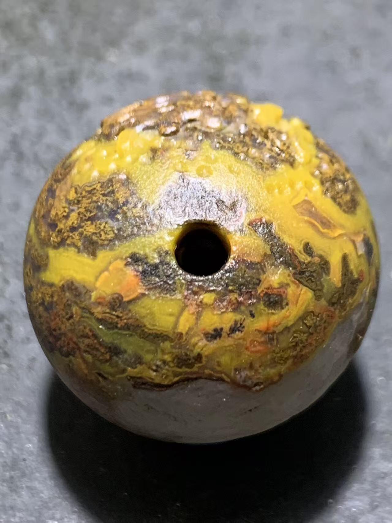 精美亚光风化纹冰飘草花纹战国红玛瑙手工雕刻珠一颗！