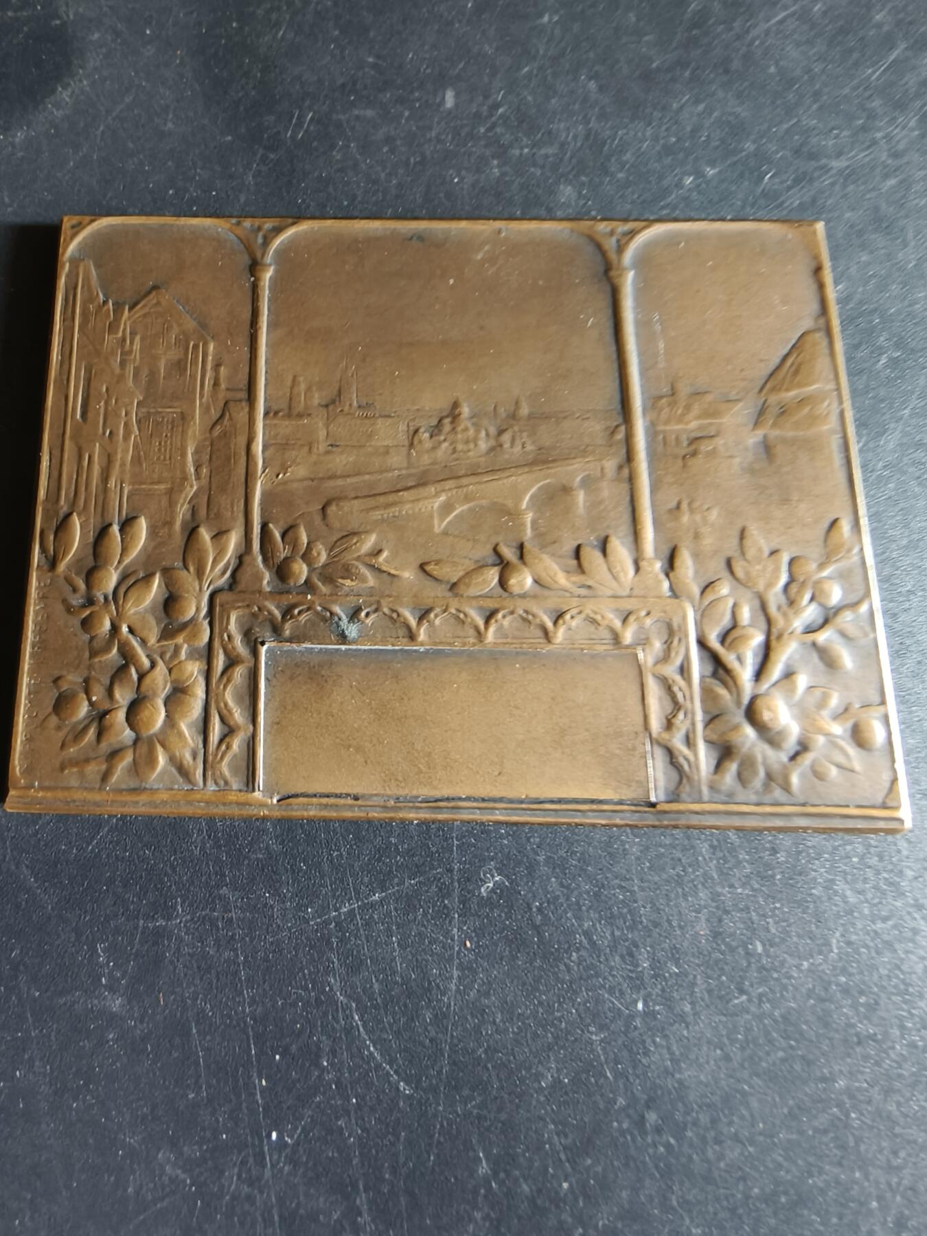 老王徽章第191期 法国鲁昂市方形大铜章     大师希波利特·勒菲弗尔作品      尺寸68×50mm     重量97.7g