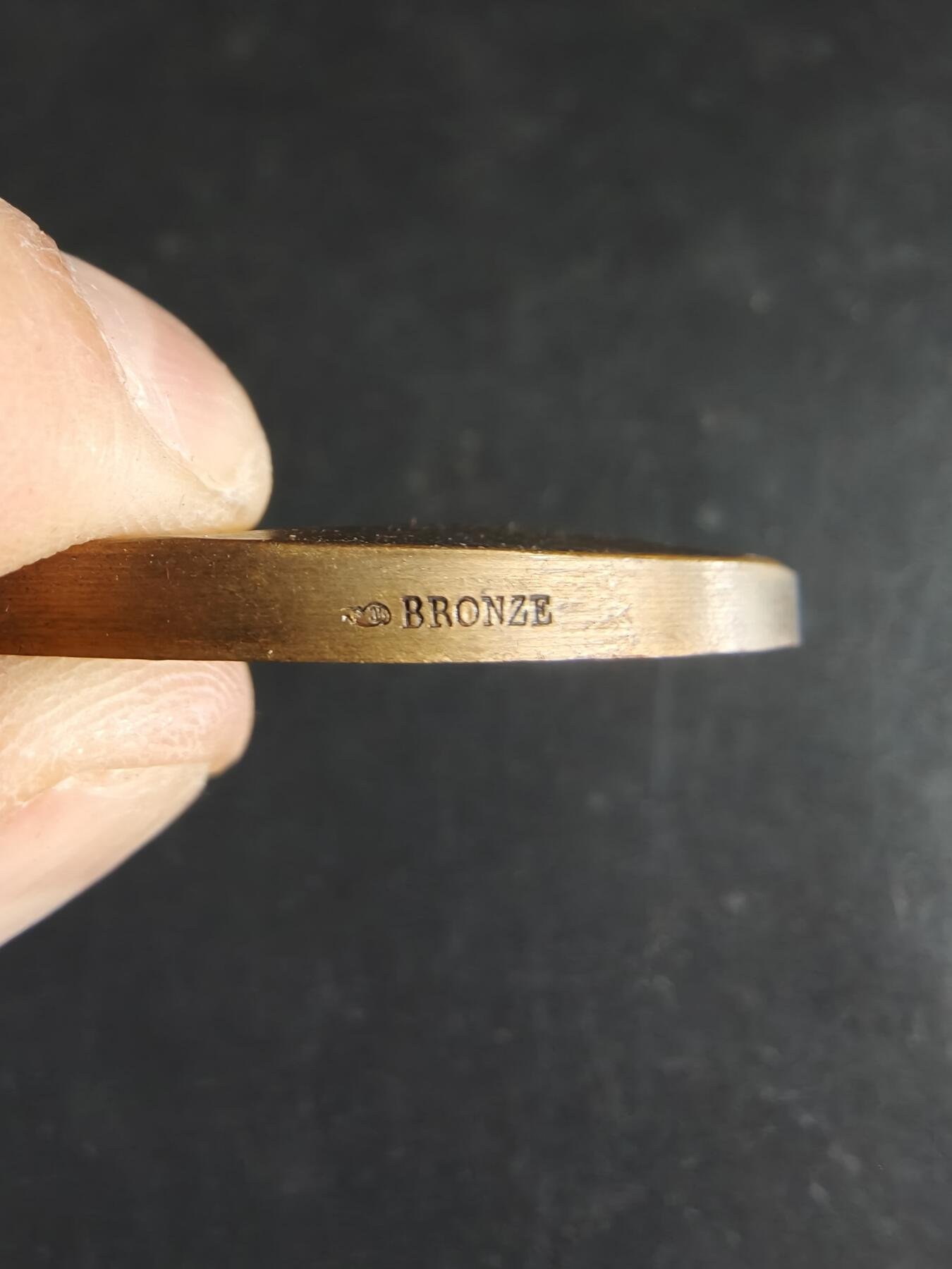 老王徽章第191期 法国1925年巴黎市议员塞萨尔·凯尔任职25周年大铜章      原盒,盒子卡扣有老化变形      大师莱昂·德尚作品      直径60mm     重量97.5g