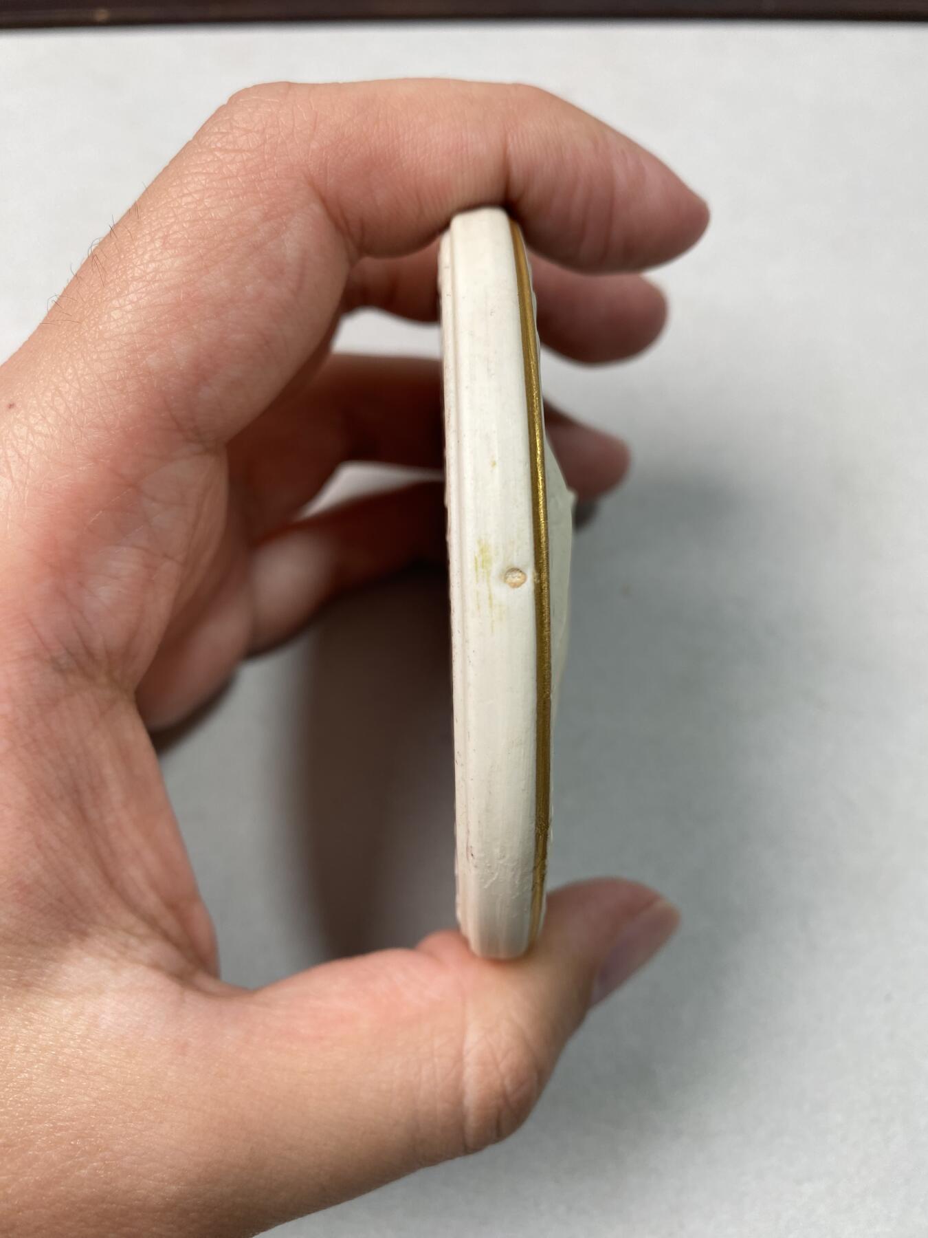 万国钱币拍卖第064期 1939年德国民族社会主义工人党党首50大寿纪念巨型陶瓷章 金边勾勒超高浮雕极其厚重带原盒的顶级收藏品 119.6g 85mm 