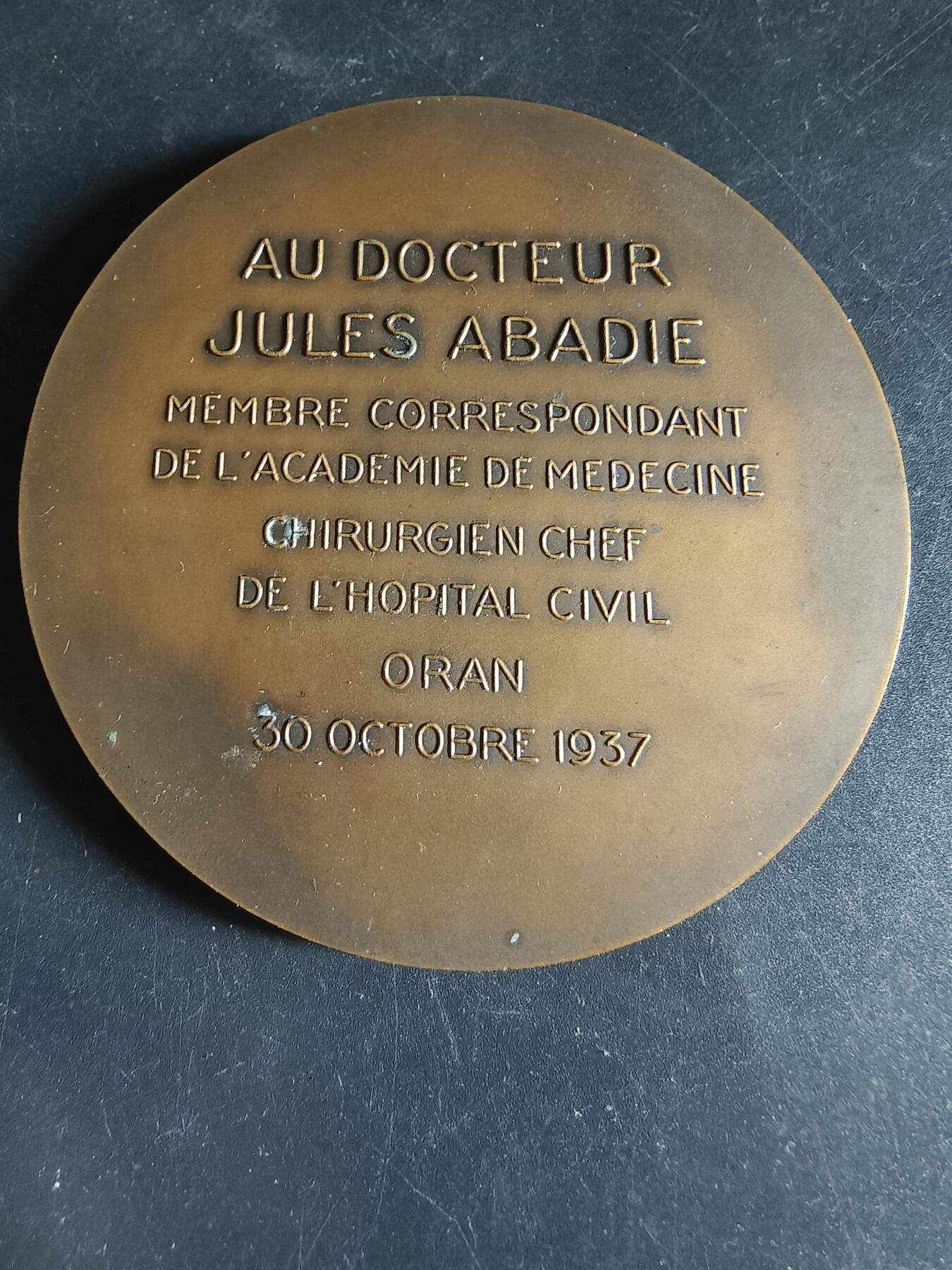 老王徽章第191期 法属阿尔及利亚奥兰市著名医生朱尔·阿巴迪大铜章     高浮雕       直径90mm     重量268.9g直径