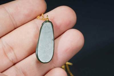 上海都达杂项专场103【全场包邮】  天然和田玉青玉精雕《福豆》挂件 附鉴定证书66-257