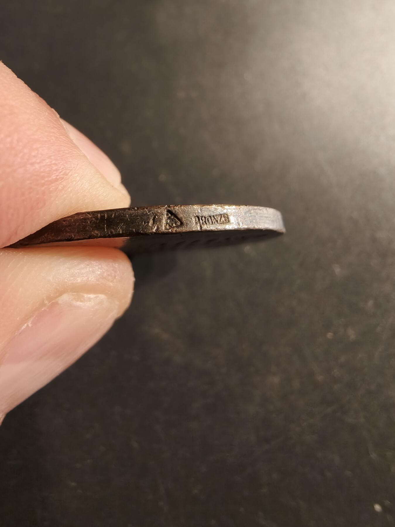 老王徽章第191期 1951年法国第12届口腔医学大会镀银大铜章       直径36mm     重量20g