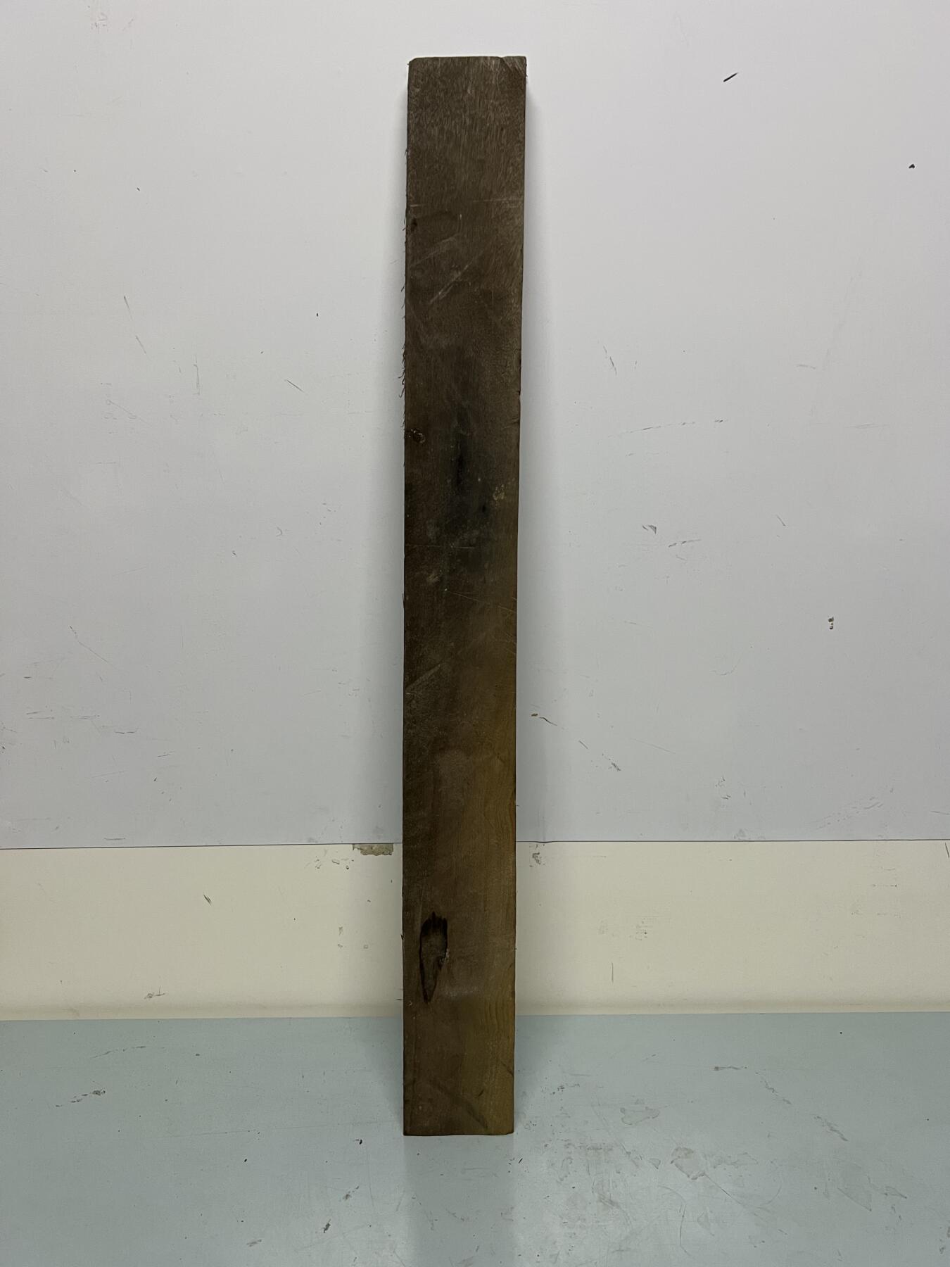 零元拍：NO.1金丝楠阴沉料，切镇尺做牌子，无需打磨就已经金光闪闪。切牌子，做镇尺。满金丝药香，尺寸约：57.5/6/2.5CM。