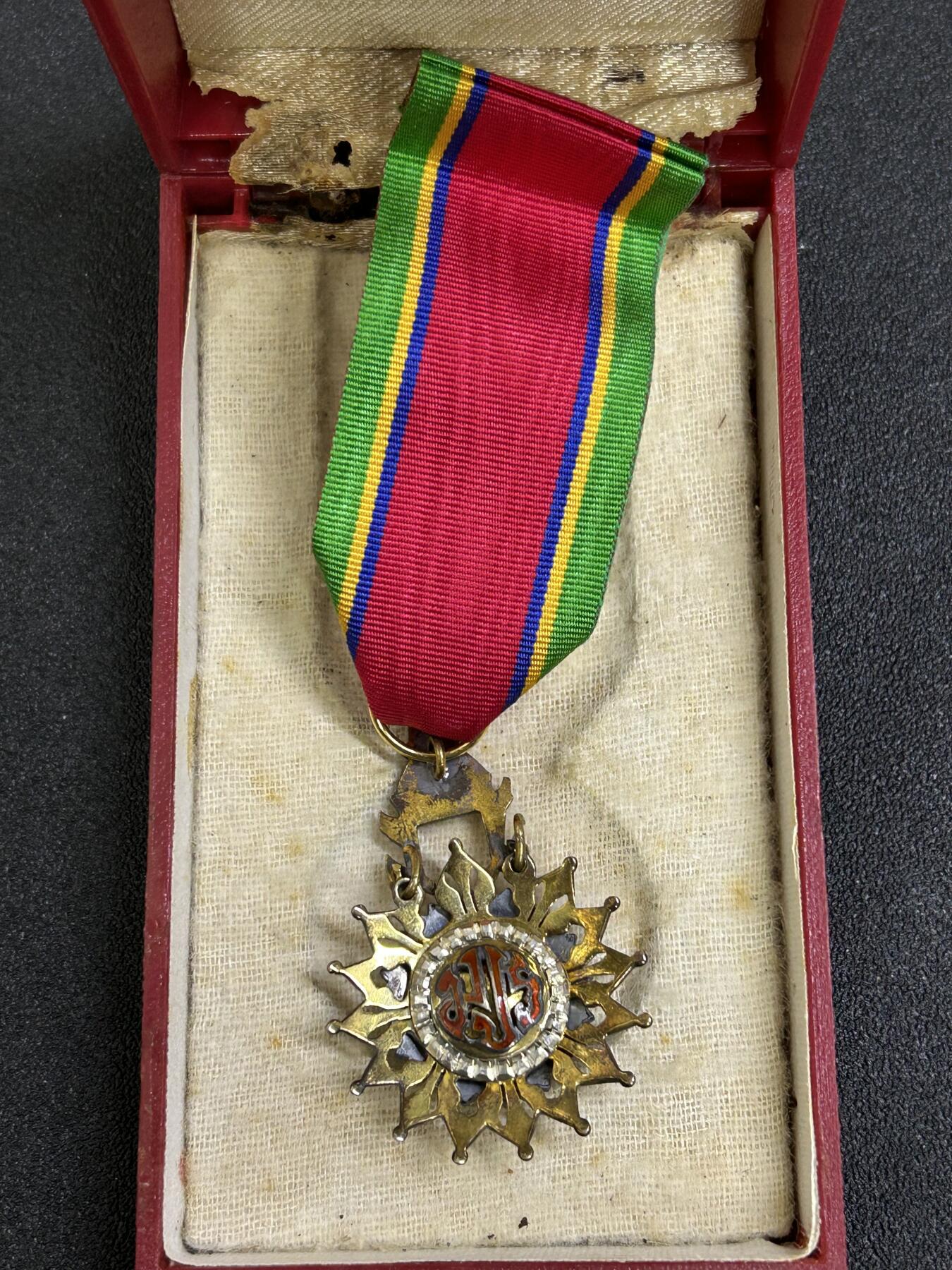 西秦中古拍卖第八十三期  泰国骑士级白象勋章 银制 带原盒