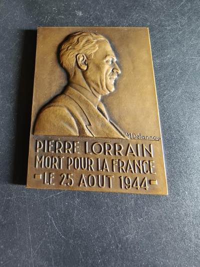 老王徽章第191期 - 法国抵抗组织成员皮埃尔·洛兰巴黎解放日殉难方形大铜章      皮埃尔·洛兰是法国抵抗组织成员，在1944年巴黎解放日于雷诺公司工厂升旗法国国旗时殉难      背面为雷诺工厂造型       大师马塞尔·德朗努瓦作品      尺寸45×60mm     重量91.7g 