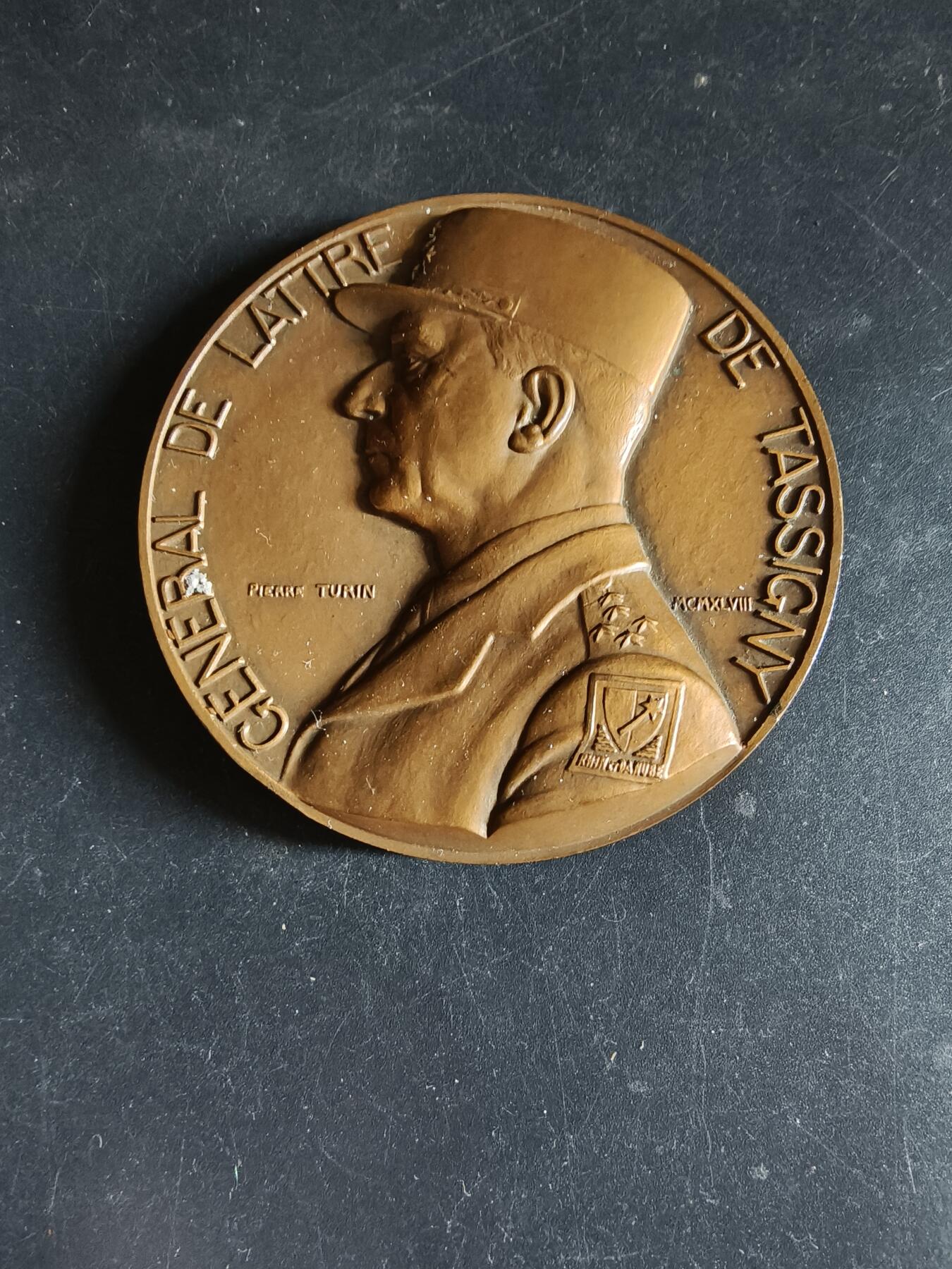 老王徽章第191期 法国二战第一集团军强渡莱茵河大铜章     正面为法国参谋长塔西尼将军     大师皮埃尔·图林作品       直径68mm     重量168.9g 