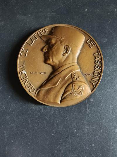 老王徽章第191期 - 法国二战第一集团军强渡莱茵河大铜章     正面为法国参谋长塔西尼将军     大师皮埃尔·图林作品       直径68mm     重量168.9g 