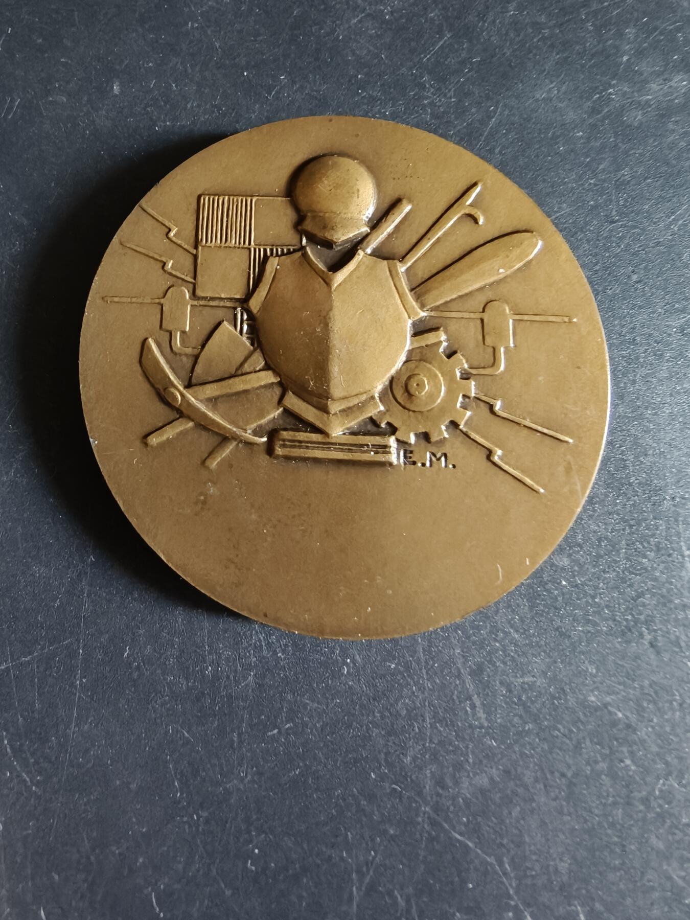 老王徽章第191期 法国军事工程主题大铜章     埃米尔·默尼耶作品     直径58mm    重量100g