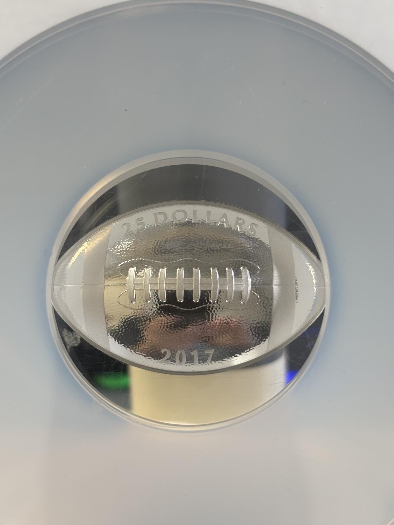 第197期拍卖 加拿大2017橄榄球1盎司纪念异形银币NGC-PF70首无盒证书，9999银，发行8500枚，评级盒有破