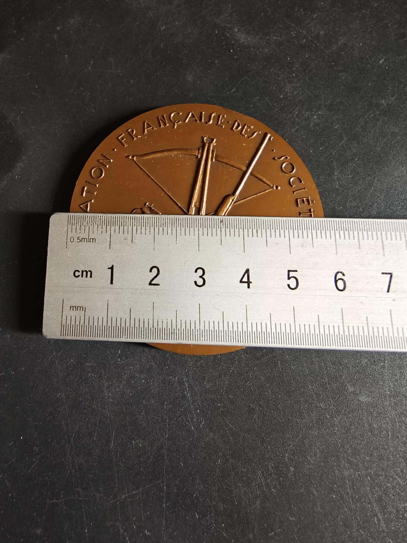 老王徽章第191期 法国国家射击联盟大铜章     大师R·若利作品      直径58mm     重量83g