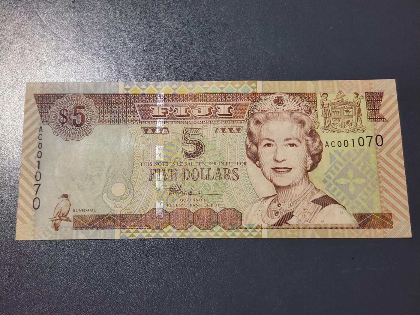 4月6号晚上8点 中外纸币自动截拍第52场 斐济2000年版5元 几乎全新