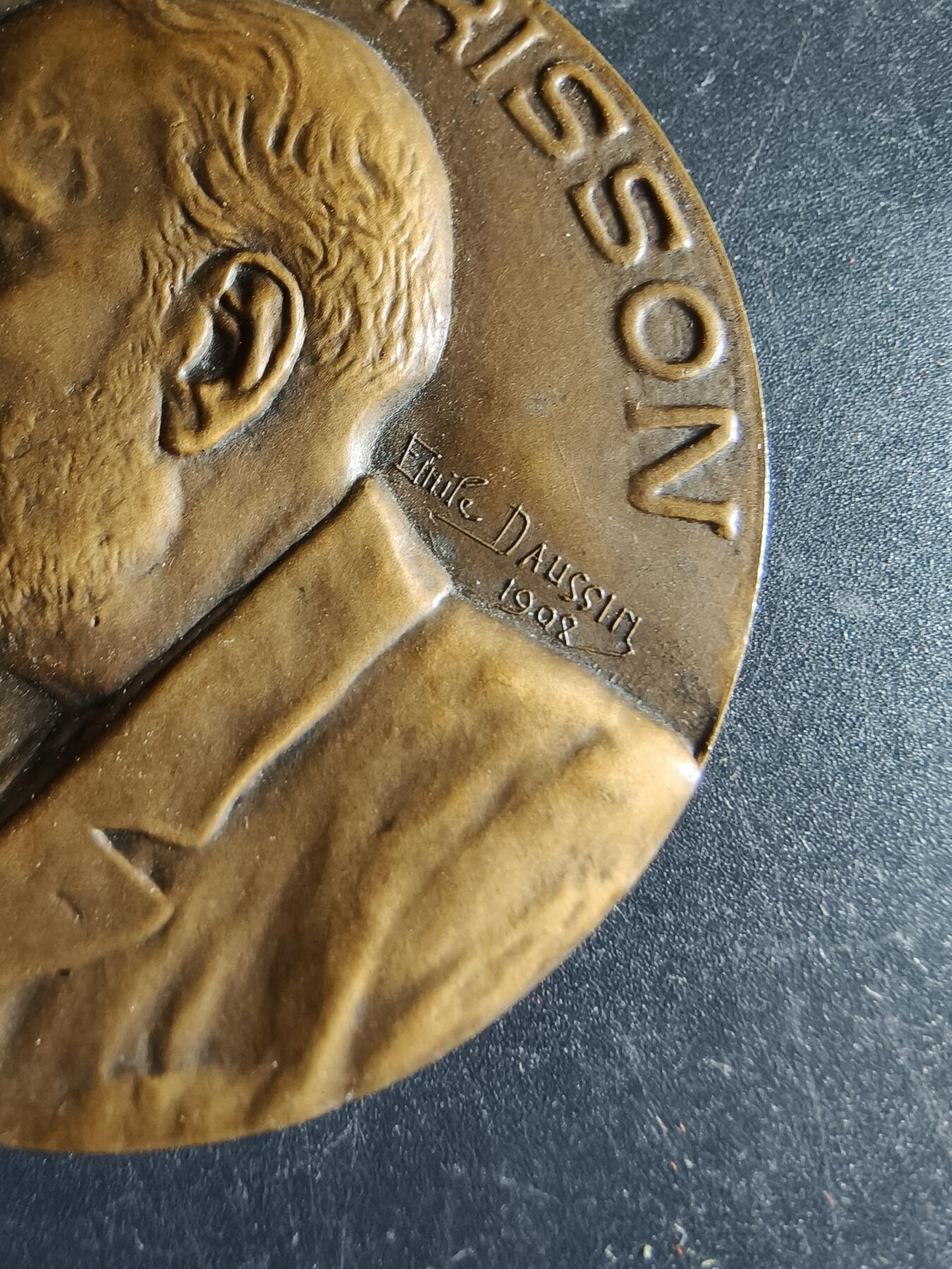 老王徽章第191期 法国1908年国民议会议长亨利·布里松第15次连任大铜章     原盒高浮雕       亨利·布里松是法国第三共和国传奇政治家、共和派领袖，法国近代史上任期最长的国民议会议长，曾任法国总理（1898年），是德雷福斯事件中正义的坚定捍卫者        背面为花环玛丽安娜与国民议会所在地波旁宫         直径56mm      重量86.6g