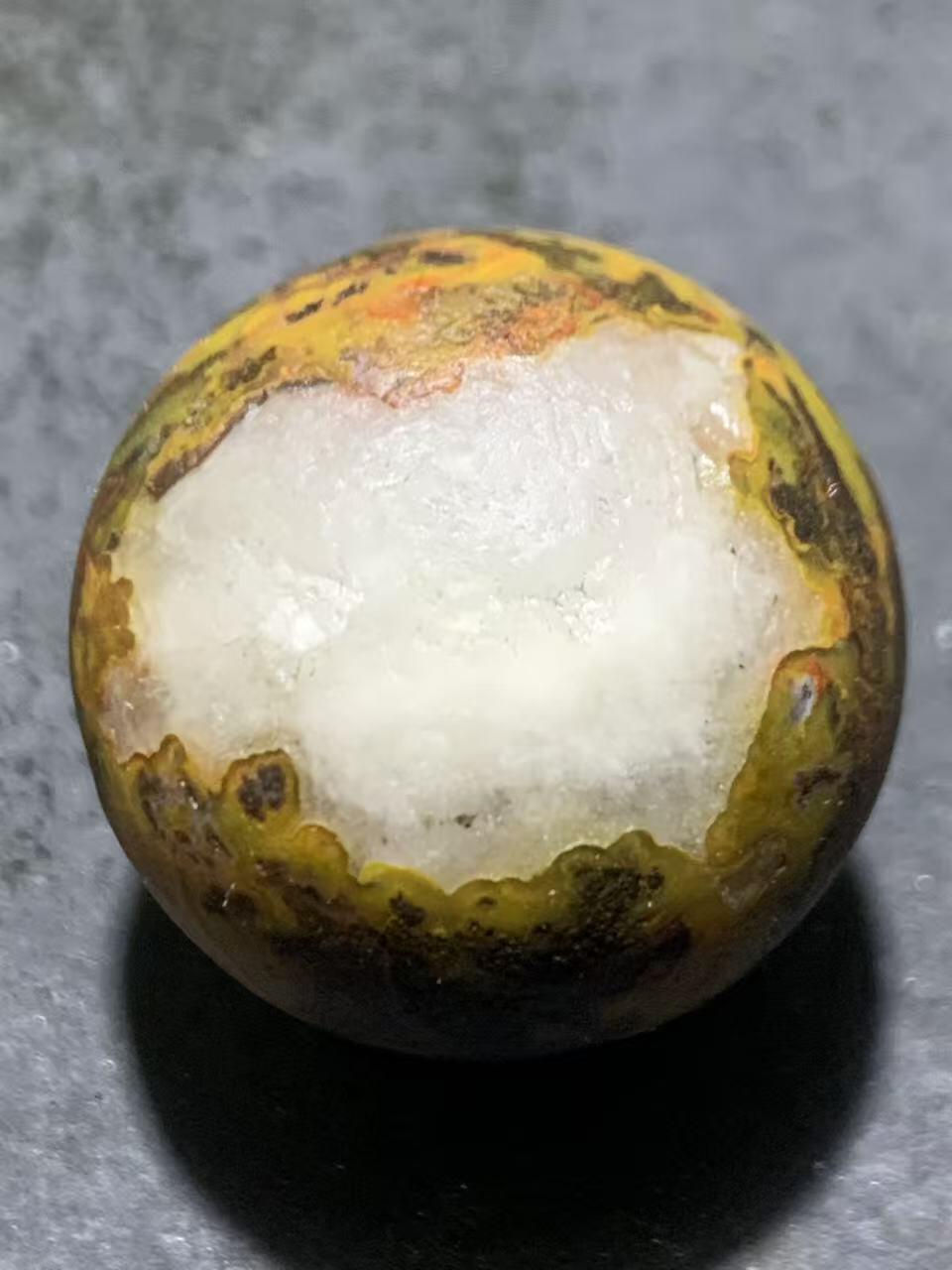 精美亚光风化纹冰飘草花纹战国红玛瑙手工雕刻珠一颗！