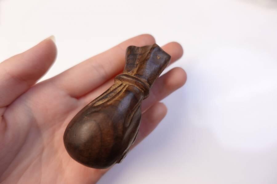 上海都达杂项专场六十六【全场包邮】 绿檀木精雕《钱袋》手把件68-335