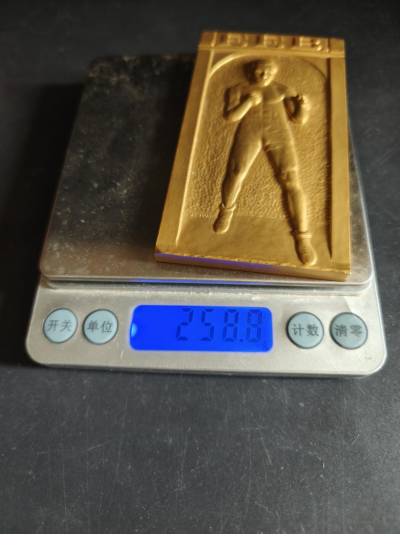 老王徽章第191期 法国拳击联合会1949年方形镀金大铜章    原盒    该章作者为以体育章牌雕刻闻名的大师安德烈·德鲁多内     尺寸56×100mm     重量258.8g