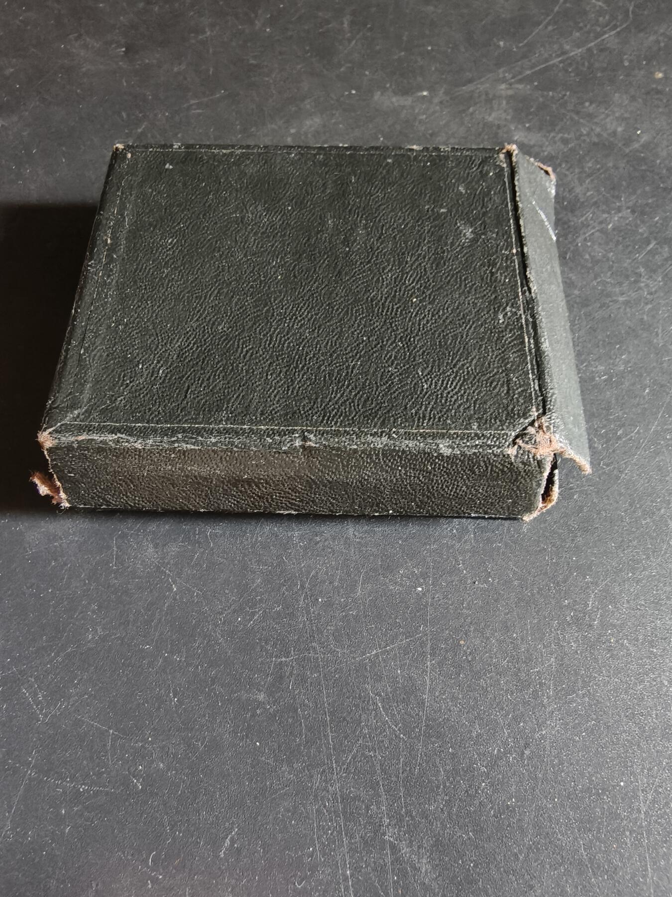 老王徽章第191期 法国冶金工业协会主席阿尔方斯·皮纳尔获得指挥官级荣誉军团勋章方形大铜章      阿尔方斯·皮纳尔是20世纪初法国工业届领袖，身兼冶金，铸造，工商等核心组织的荣誉主席职任，于1900年获颁指挥官级荣誉军团勋章        大师埃米尔·布兰作品      尺寸60×75mm     重量188.1g     原盒盒子有损坏