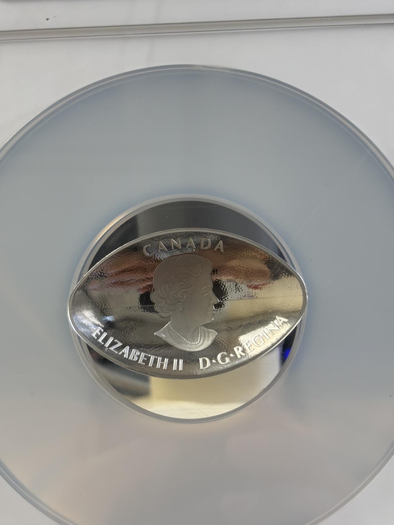 第197期拍卖 加拿大2017橄榄球1盎司纪念异形银币NGC-PF70首无盒证书，9999银，发行8500枚，评级盒有破