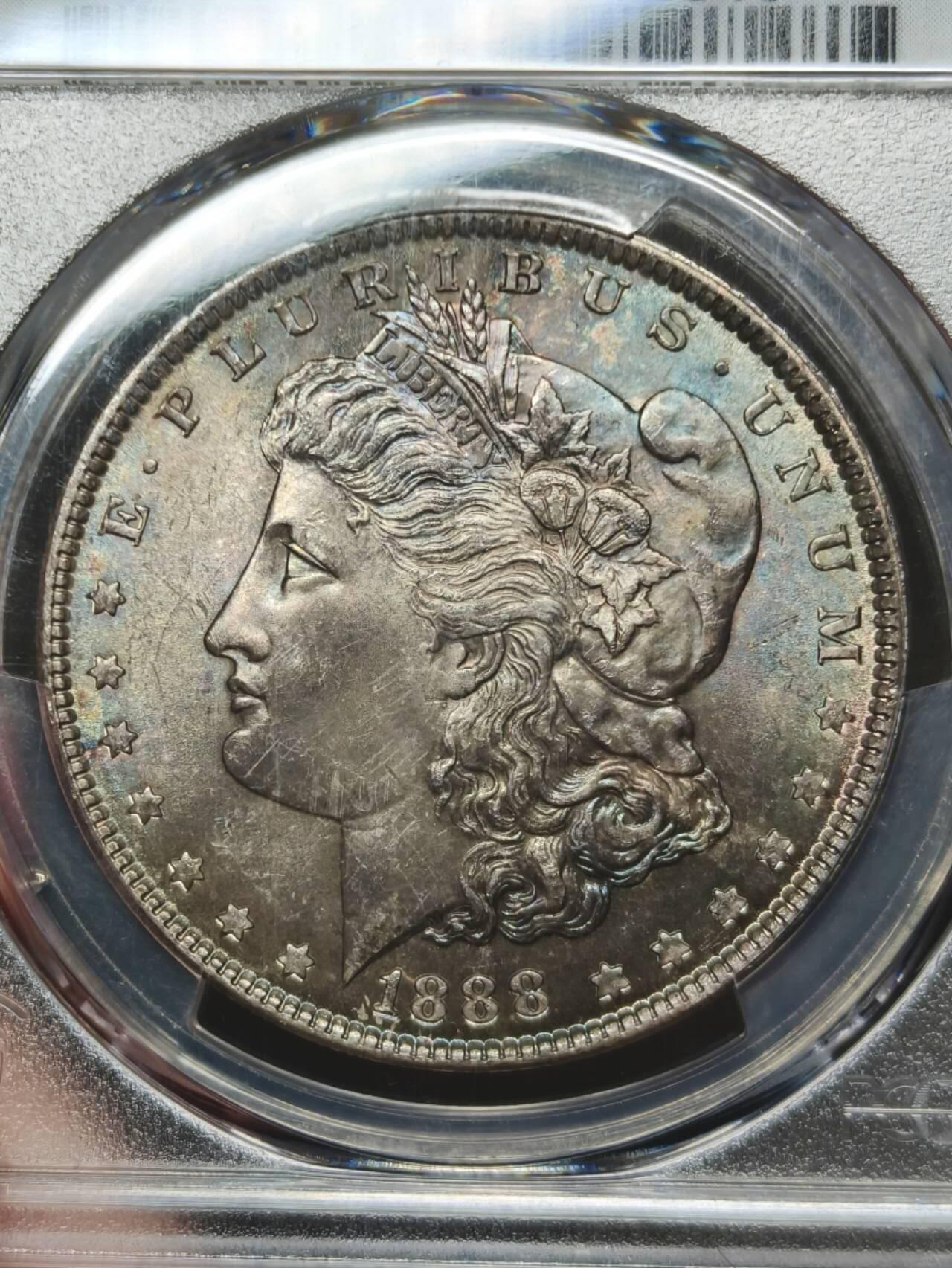 PCGS评级五彩1888年美国摩根银元银币 老五彩发财年 一面是紫色和深绿色包浆，另一面车轮暴光完美品