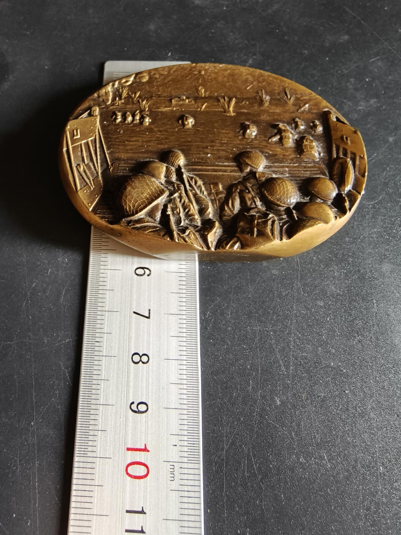 老王徽章第191期 法国诺曼底登陆纪念委员会异形大铜章     青铜材质    复刻了奥马哈海滩登陆场景     高浮雕      尺寸80×58mm     重量293.5g