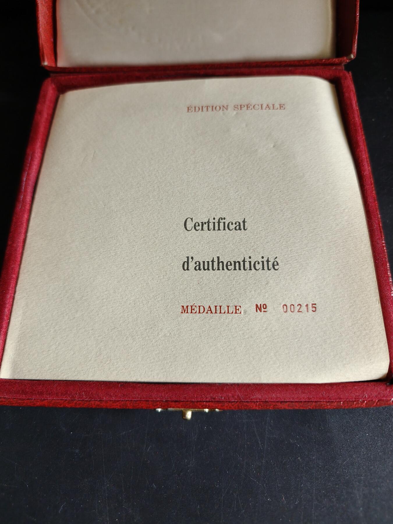 老王徽章第191期 法国勒克莱尔将军1944年解放巴黎镀金大铜章     原盒带证书     带边铭      青铜镀24k金      大师阿尔贝·德·耶格尔作品       勒克莱尔是二战自由法国的传奇将领，戴高乐最信任的将领之一，1944年率领法国第2装甲师率先攻入巴黎，迫使德军投降，终结了巴黎4年的纳粹占领，被尊为“巴黎解放者”        直径11cm       重量677.8g