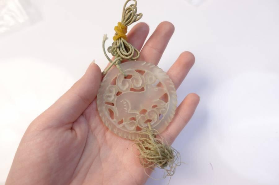 上海都达杂项专场七十二【全场包邮】 清代天然岫玉双面立体雕《生肖鼠》镂空挂件68-140